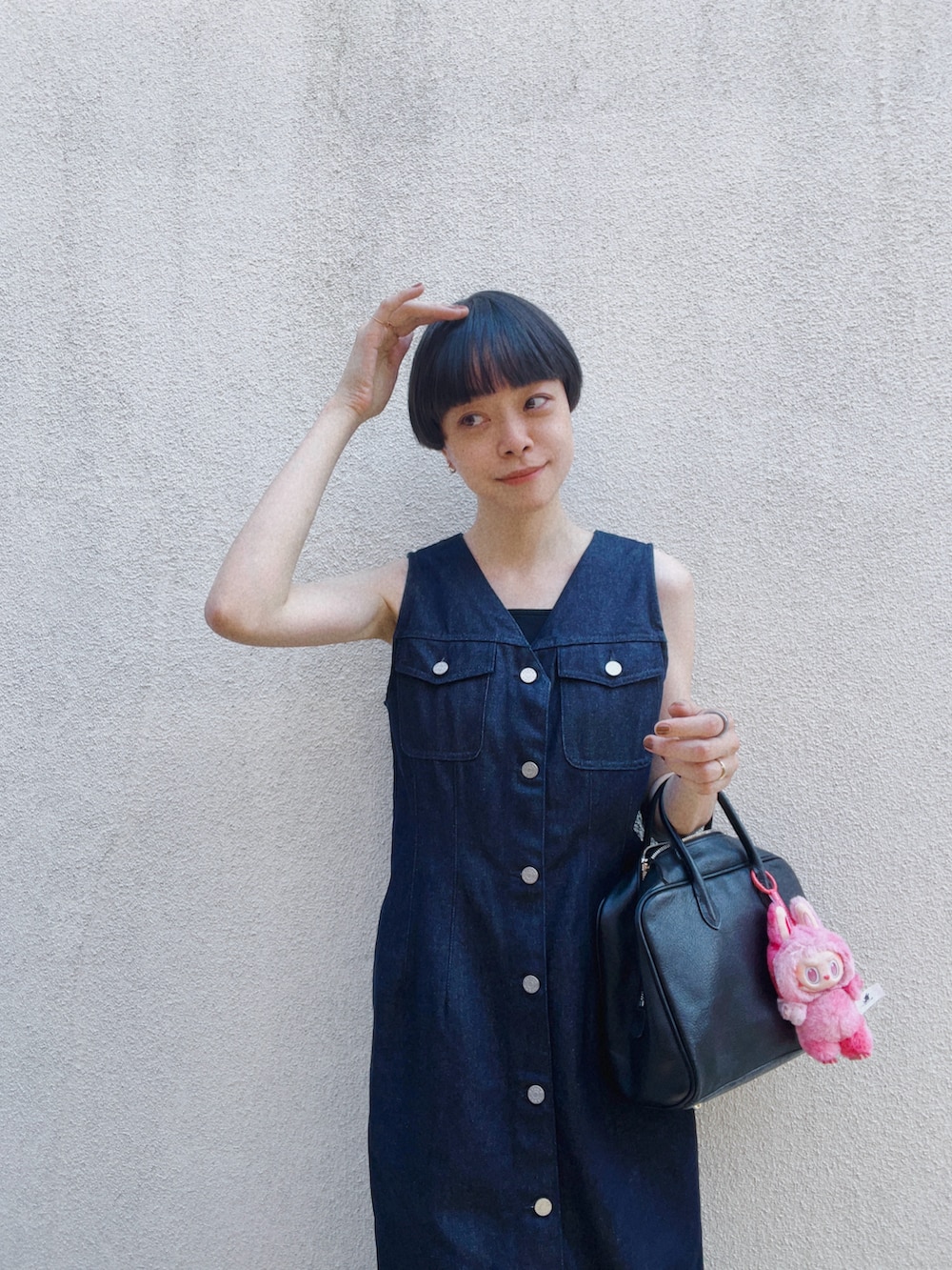 ブラック系のサンダル、ブルー系のワンピース、ブラック系のバッグを着用したレディースの夏コーディネートの3枚目の写真