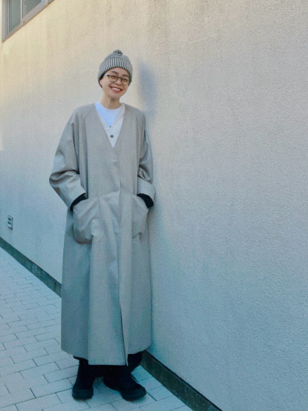 「冬コーデ、ニット帽、ニットワンピース、ワンピース、ワンピース×スニーカー、スニーカー、SALOMON、カジュアル、ロングワンピース、ロングコート、スニーカーコーデ、ママコーデ」｜「ANREALAGEのアイテム（帽子、ブラック系）」を使った、Kanocoさん（レディース・170cm）の冬コーディネートの2枚目の写真