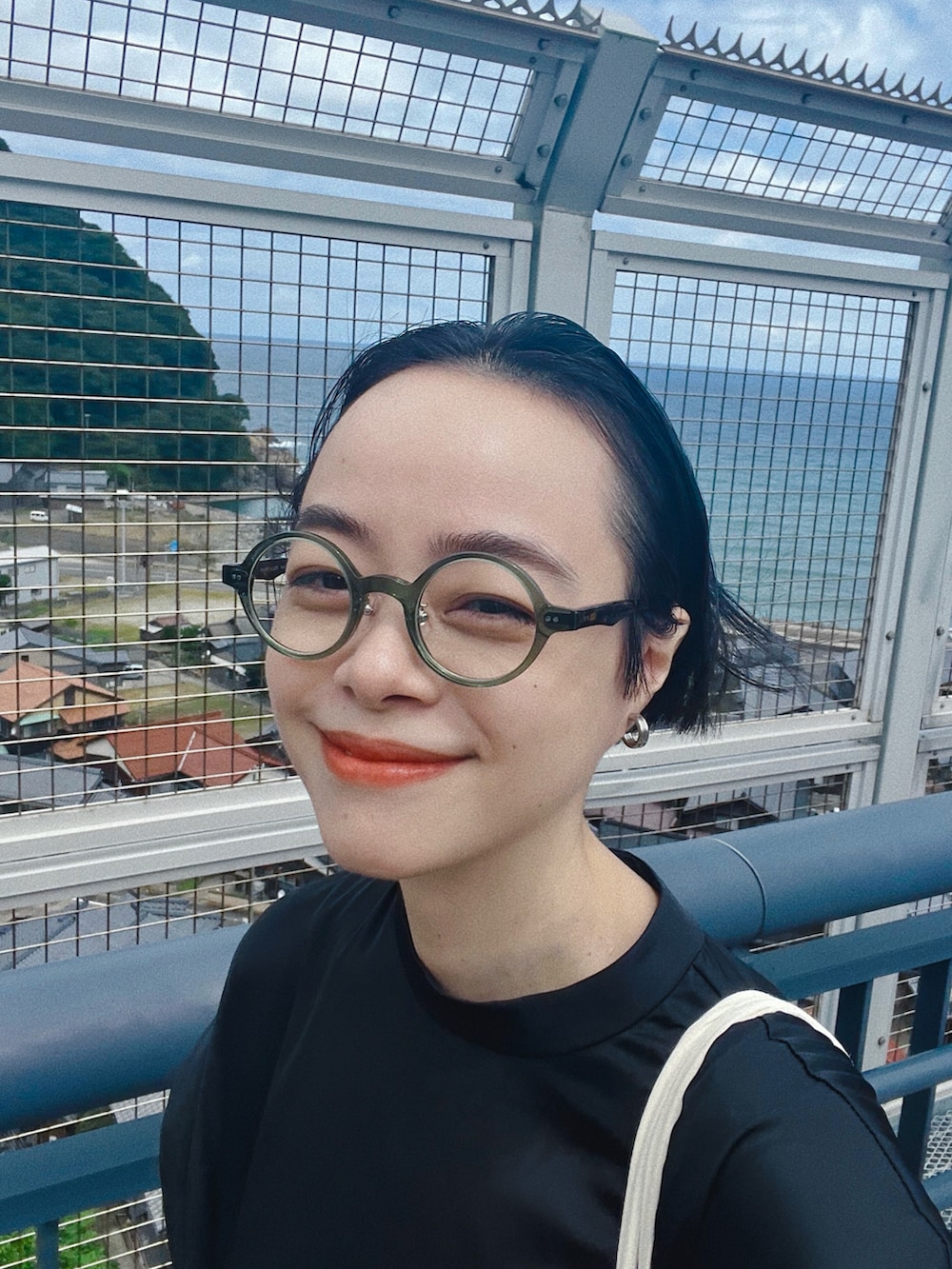 ブラック系のワンピース、ブラック系のサンダルを着用したレディースの夏コーディネートの3枚目の写真