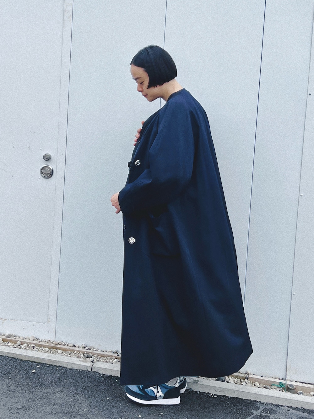 ブルー系のジャケット/アウター、ブルー系のスウェット、ブルー系のスカートを着用したレディースの春コーディネートの2枚目の写真