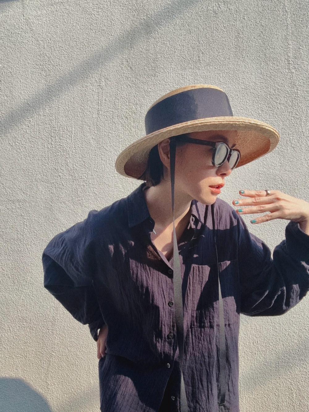 ブルー系のシャツ/ブラウス、ブラック系のその他パンツ、ブラック系のサンダルを着用したレディースの夏コーディネートの2枚目の写真