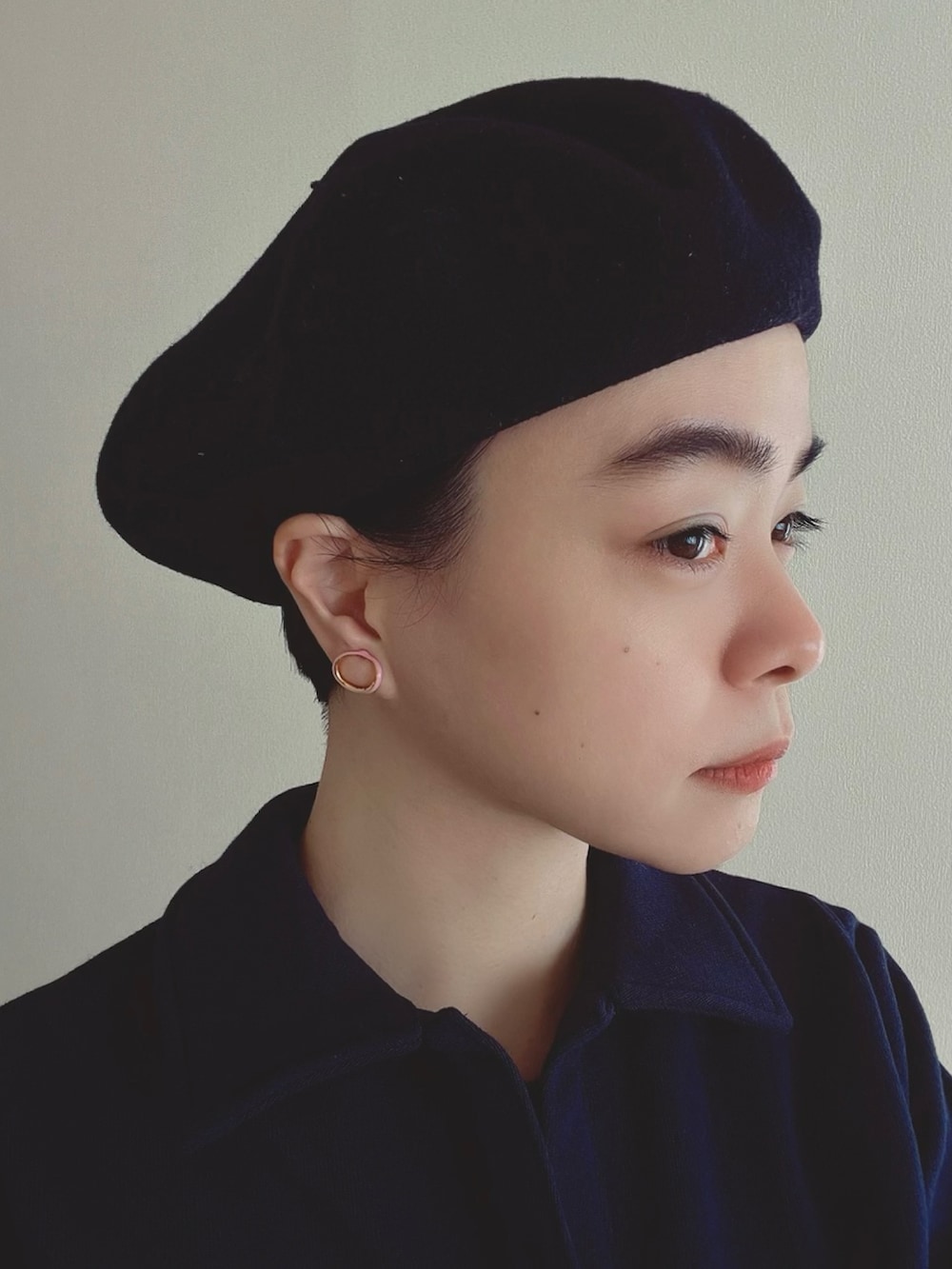 ブルー系のスウェット、ホワイト系のトートバッグ、ブルー系のその他パンツを着用したレディースの冬コーディネートの2枚目の写真