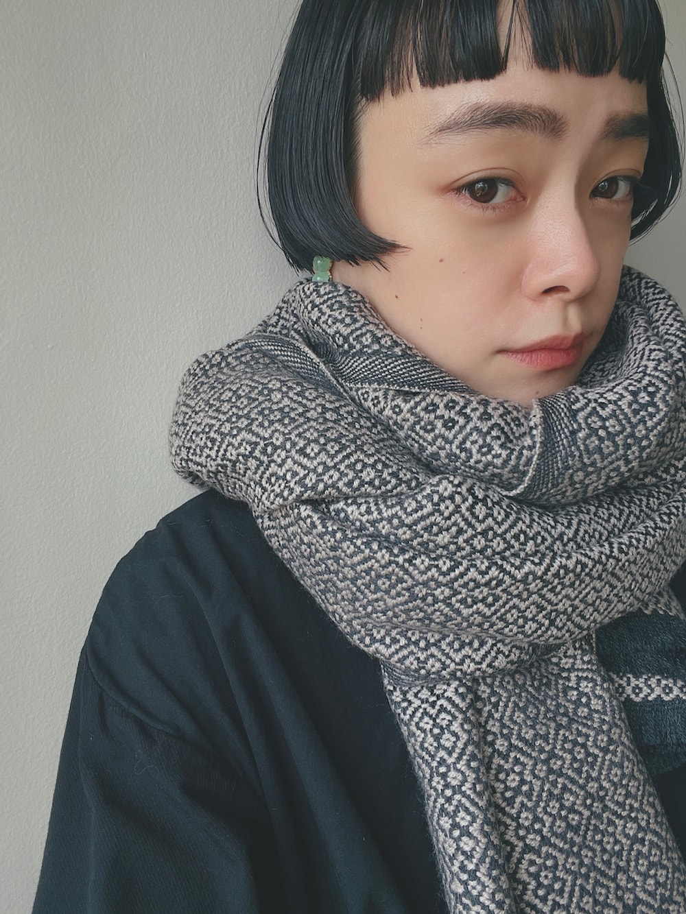 ブラック系のワンピース/ドレス、ブラック系のショルダーバッグ、ブラック系のシューズを着用したレディースの秋コーディネートの3枚目の写真