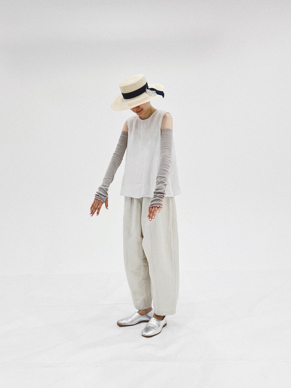 グレー系のシャツ/ブラウス、ホワイト系のその他パンツ、シルバー系のスリッポンを着用したレディースの夏コーディネートの2枚目の写真