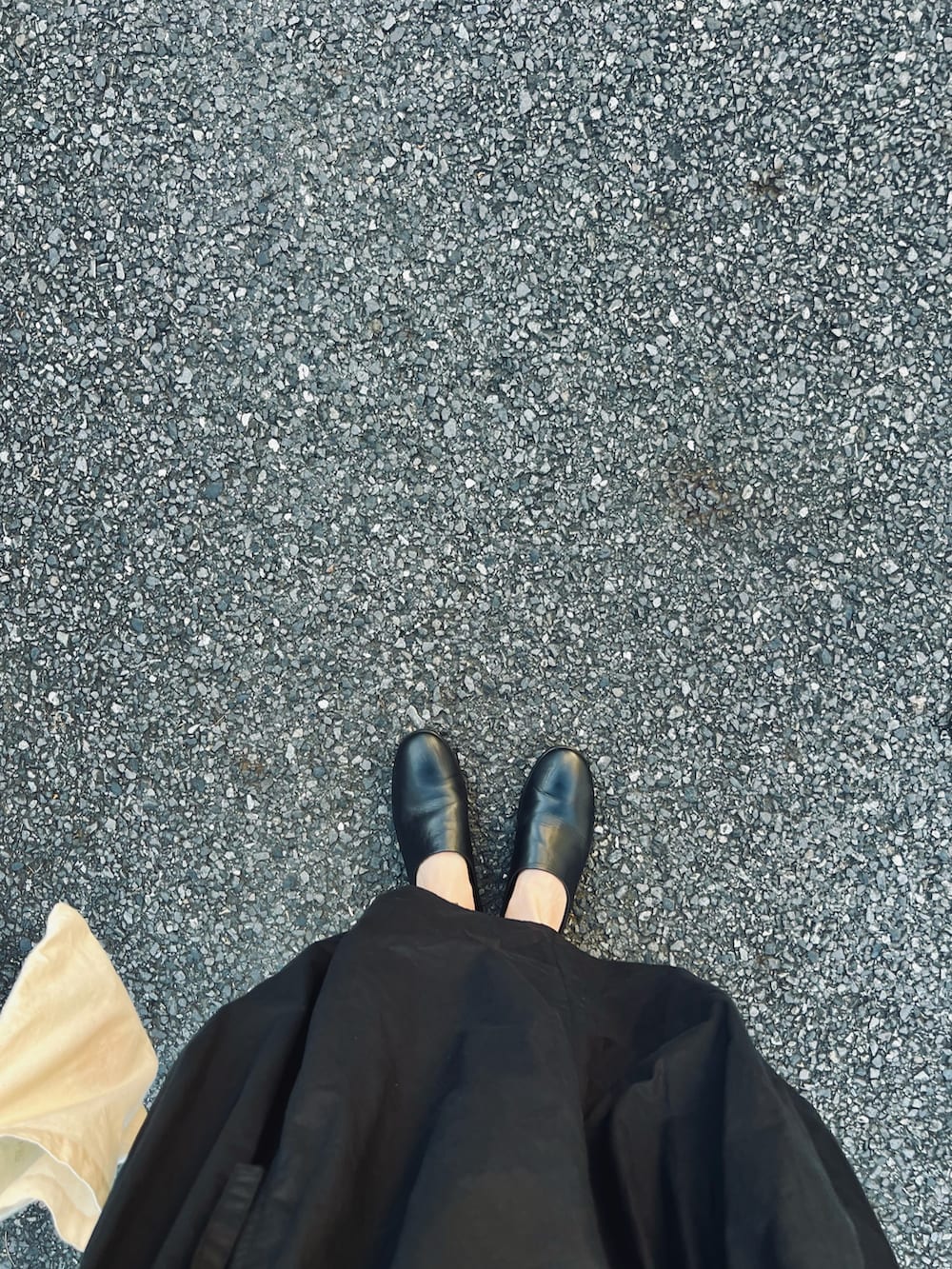 ブラック系のシューズ、ブラック系のワンピース、ブラック系のマタニティウェア/グッズを着用したレディースの秋コーディネートの3枚目の写真