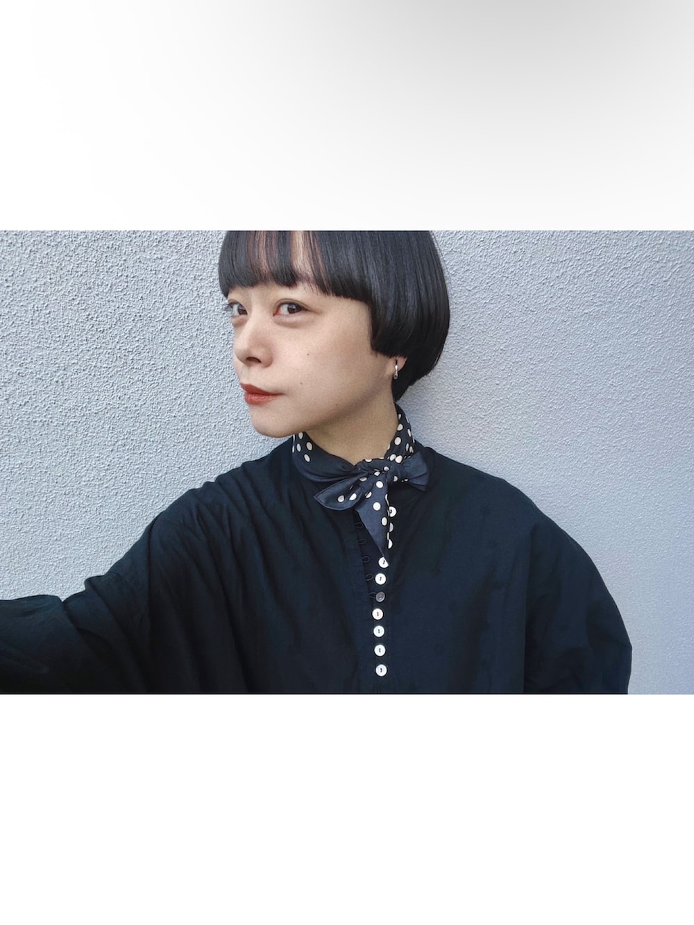 ブラック系のワンピース/ドレス、ブラック系のローファー、ブラック系のトートバッグを着用したレディースの秋コーディネートの3枚目の写真