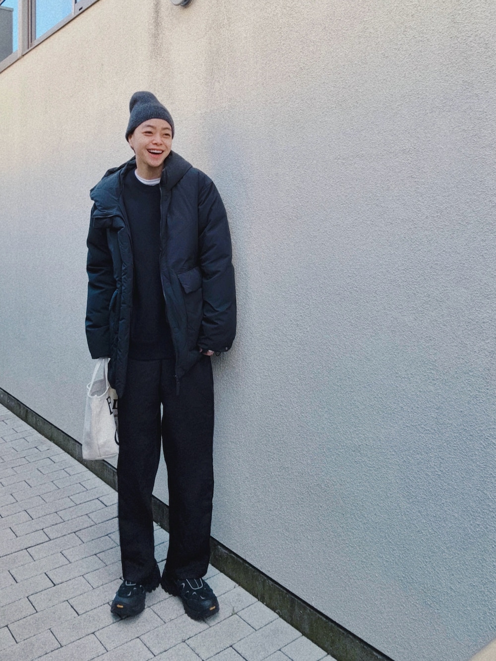 ブラック系のシューズ、ブラック系のその他パンツ、ブラック系のダウンジャケット/コートを着用したレディースの冬コーディネートの2枚目の写真