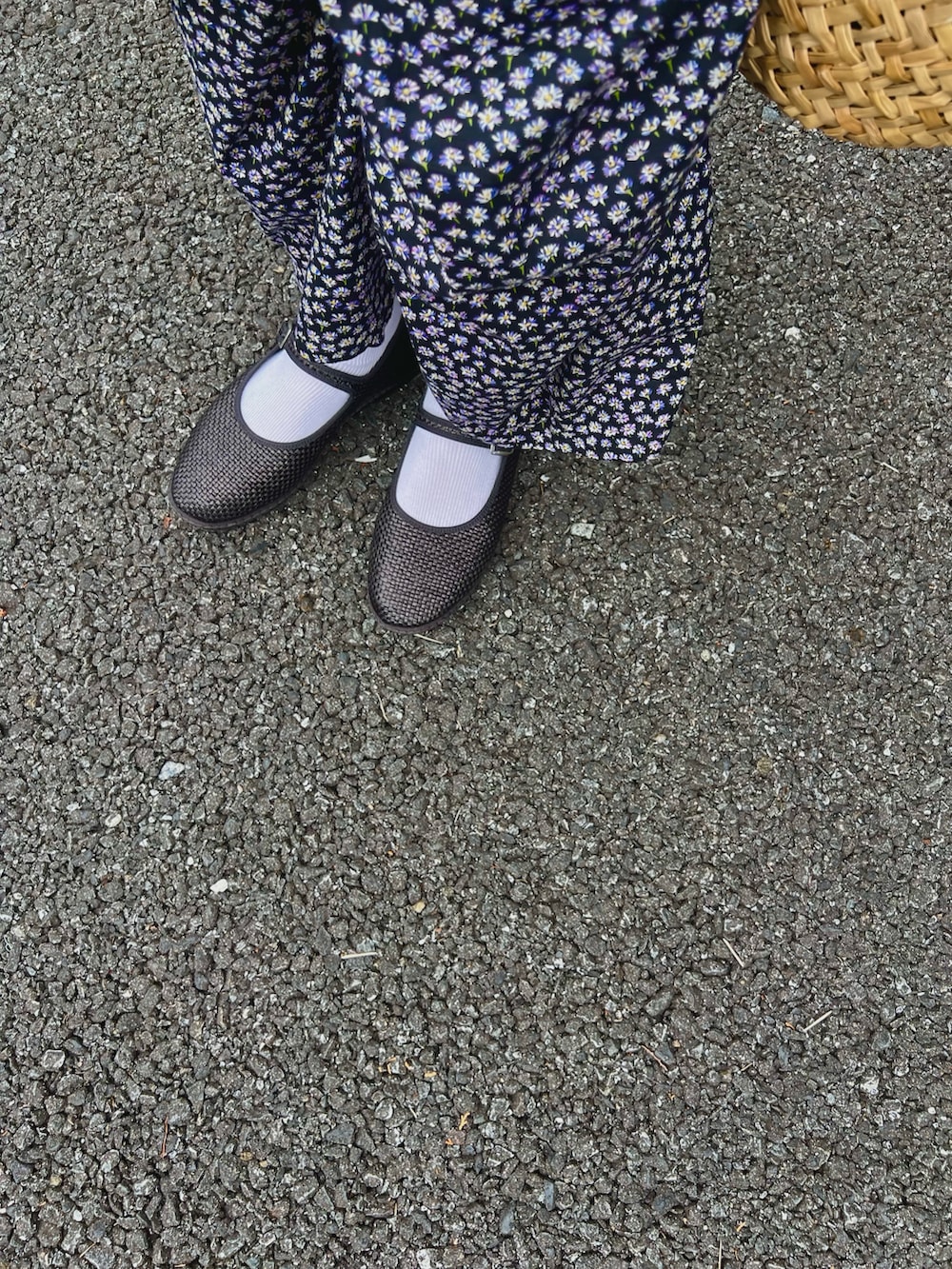 ブルー系のシャツ/ブラウス、ブルー系のその他パンツ、ブラック系のショルダーバッグを着用したレディースの夏コーディネートの3枚目の写真