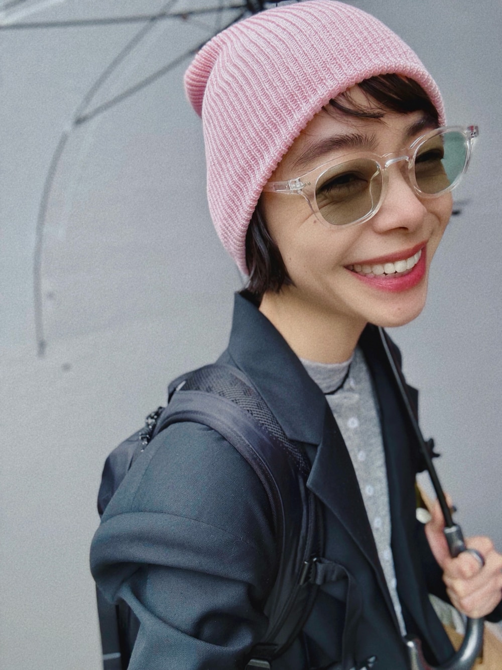 グレー系のスニーカー、ブラック系のその他パンツ、グレー系のカーディガン/ボレロを着用したレディースの春コーディネートの4枚目の写真