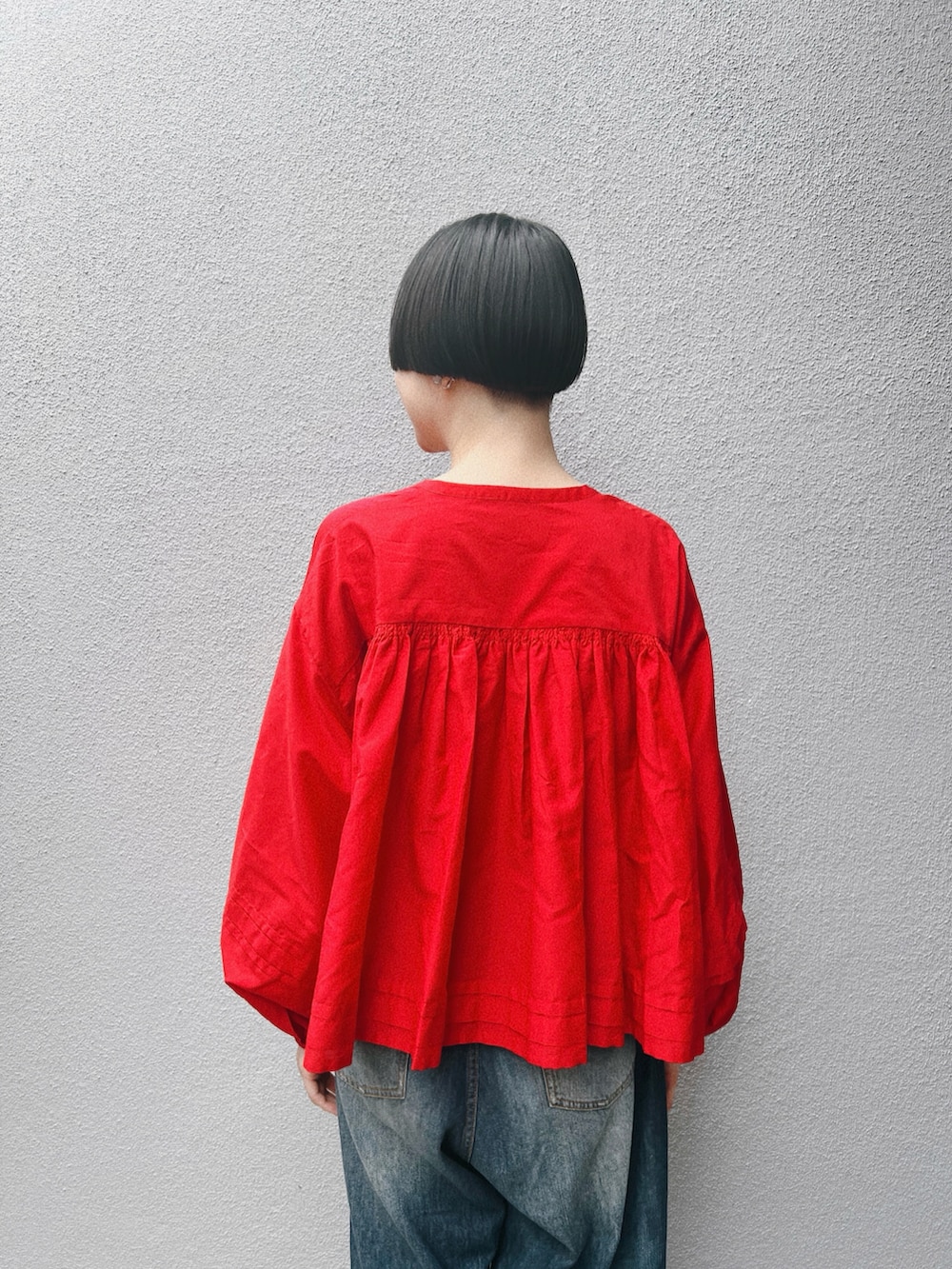 その他のシャツ/ブラウス、ブルー系のデニムパンツを着用したレディースの春コーディネートの2枚目の写真