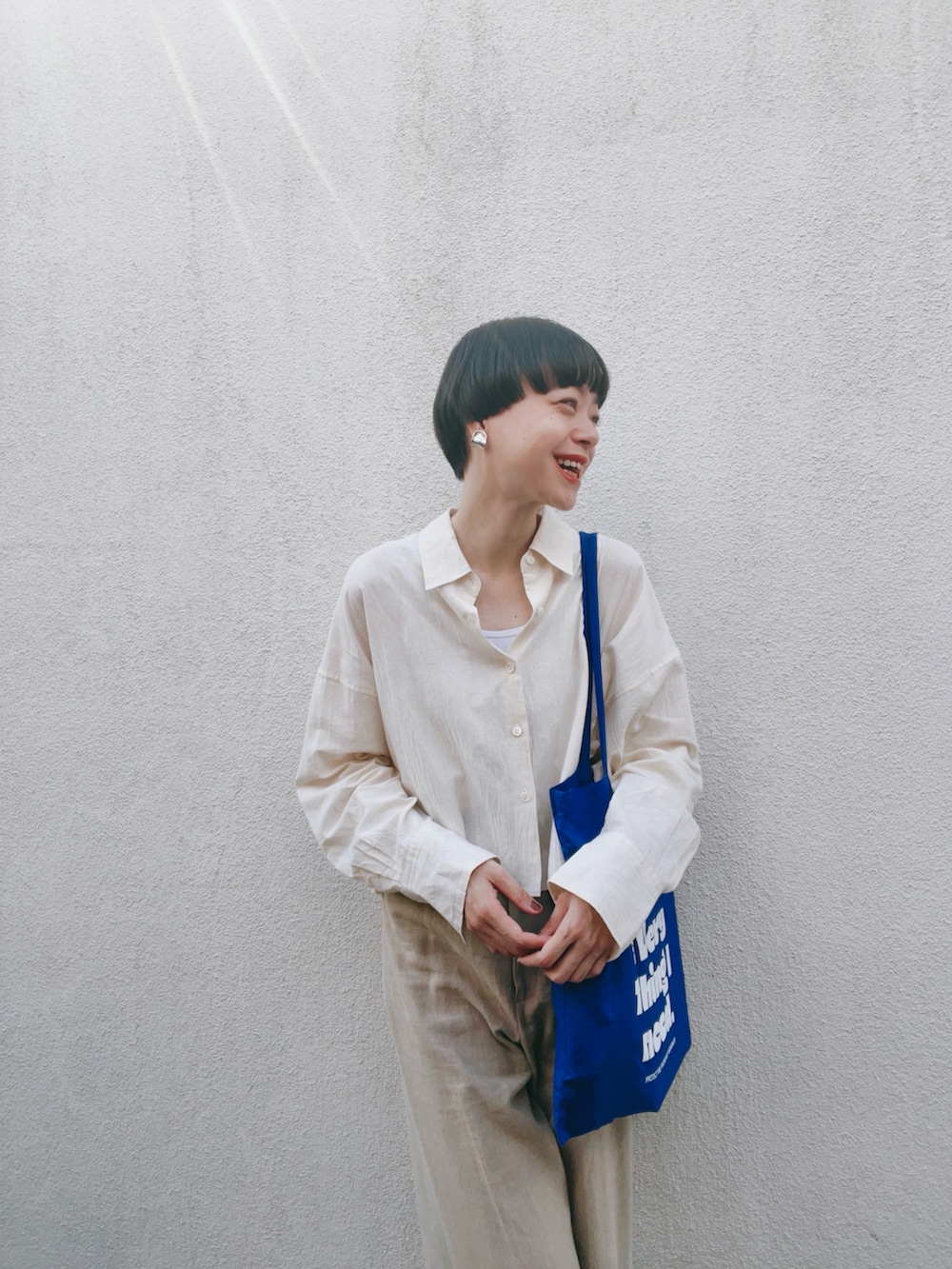 ベージュ系のシャツ/ブラウス、ベージュ系のパンツ、シルバー系のサンダルを着用したレディースの夏コーディネートの3枚目の写真