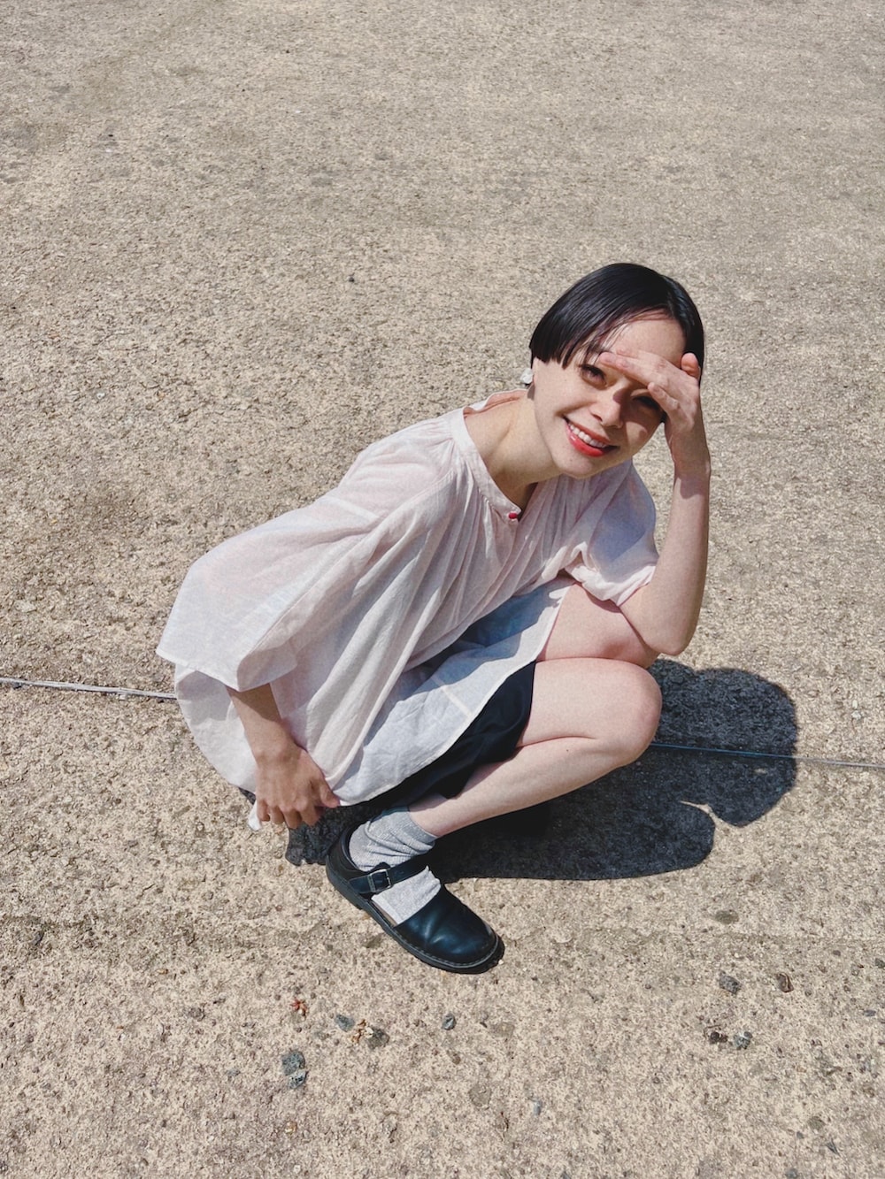 「ブラウス、ショートパンツ、短パン、ハーフパンツ、ナチュラル、ナチュラルスタイル、コンジェペイエ、conges payes、シンプル、シンプルコーデ、春服コーデ、お出かけコーデ、ママファッション、ママコーデ」｜「conges payes ADIEU TRISTESSEのKanocoさんコラボ ポンチョシルエットブラウス（シャツ/ブラウス、ピンク系）」を使った、Kanocoさん（レディース・170cm）の春コーディネートの3枚目の写真