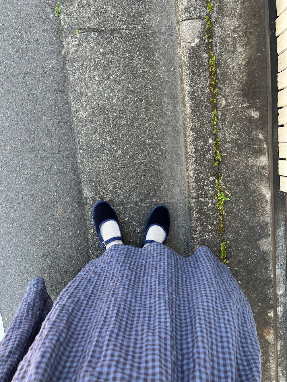 ブルー系のワンピース、ブルー系のTシャツ/カットソー、シルバー系のソックス/靴下を着用したレディースの春コーディネートの3枚目の写真