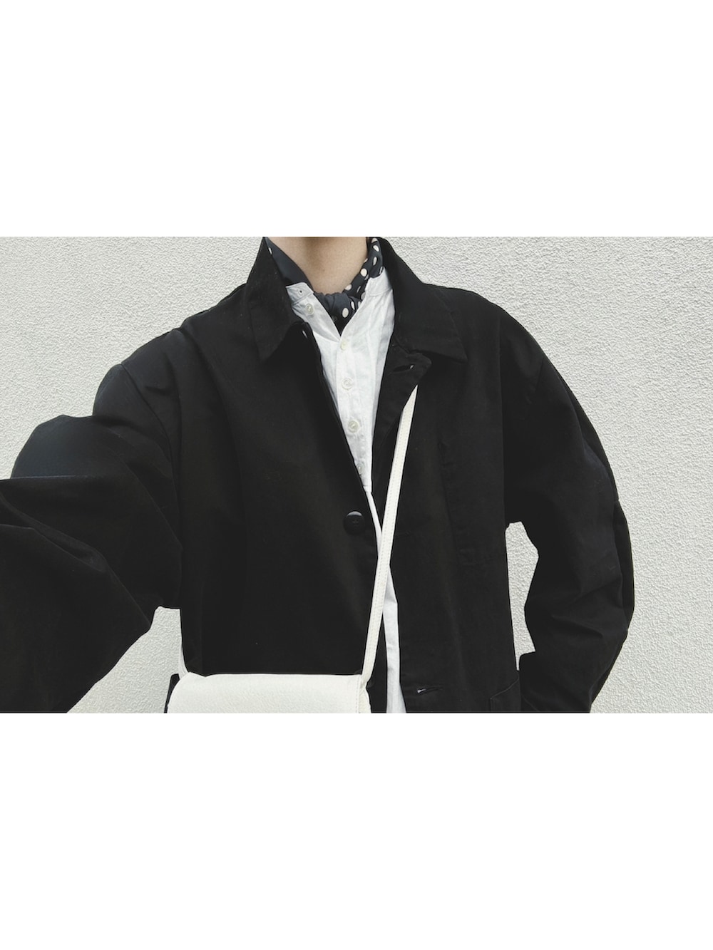 ブラック系のジャケット/アウター、ホワイト系のバッグ、ブラック系のパンツを着用したレディースの春コーディネートの4枚目の写真