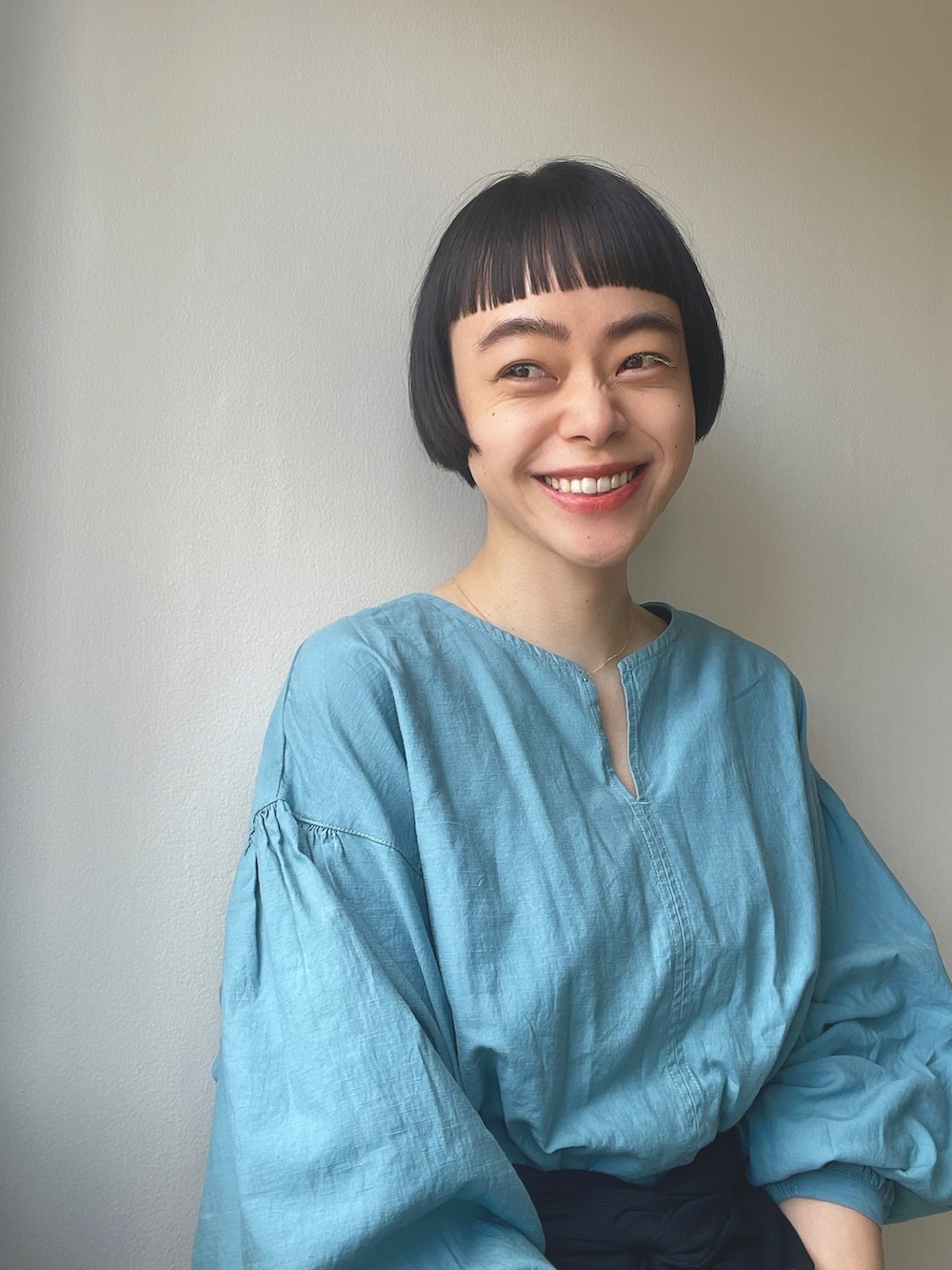 「秋コーデ、大人コーデ、シンプルコーデ、パンツコーデ、ラップパンツ、シンプル、ナチュラル、コラボ、バレエシューズ、黒、ブラウス」｜「studio CLIPの《DAYS》コラボカラーブラウス（シャツ/ブラウス、ブルー系）」を使った、Kanocoさん（レディース・170cm）の秋コーディネートの3枚目の写真
