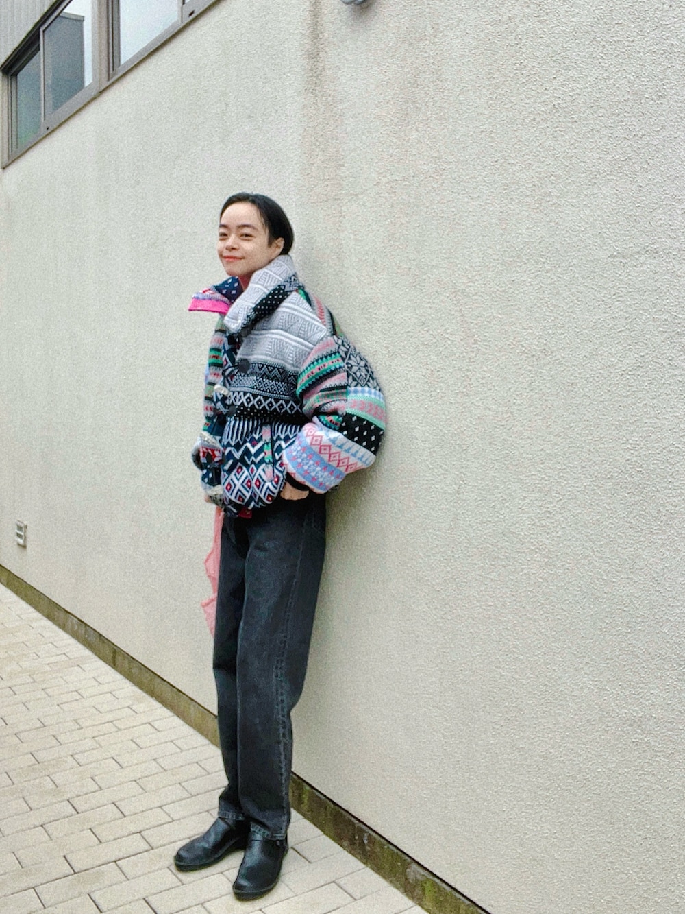 その他のジャケット/アウター、ブラック系のデニムパンツ、ブラック系のその他シューズを着用したレディースの冬コーディネートの2枚目の写真