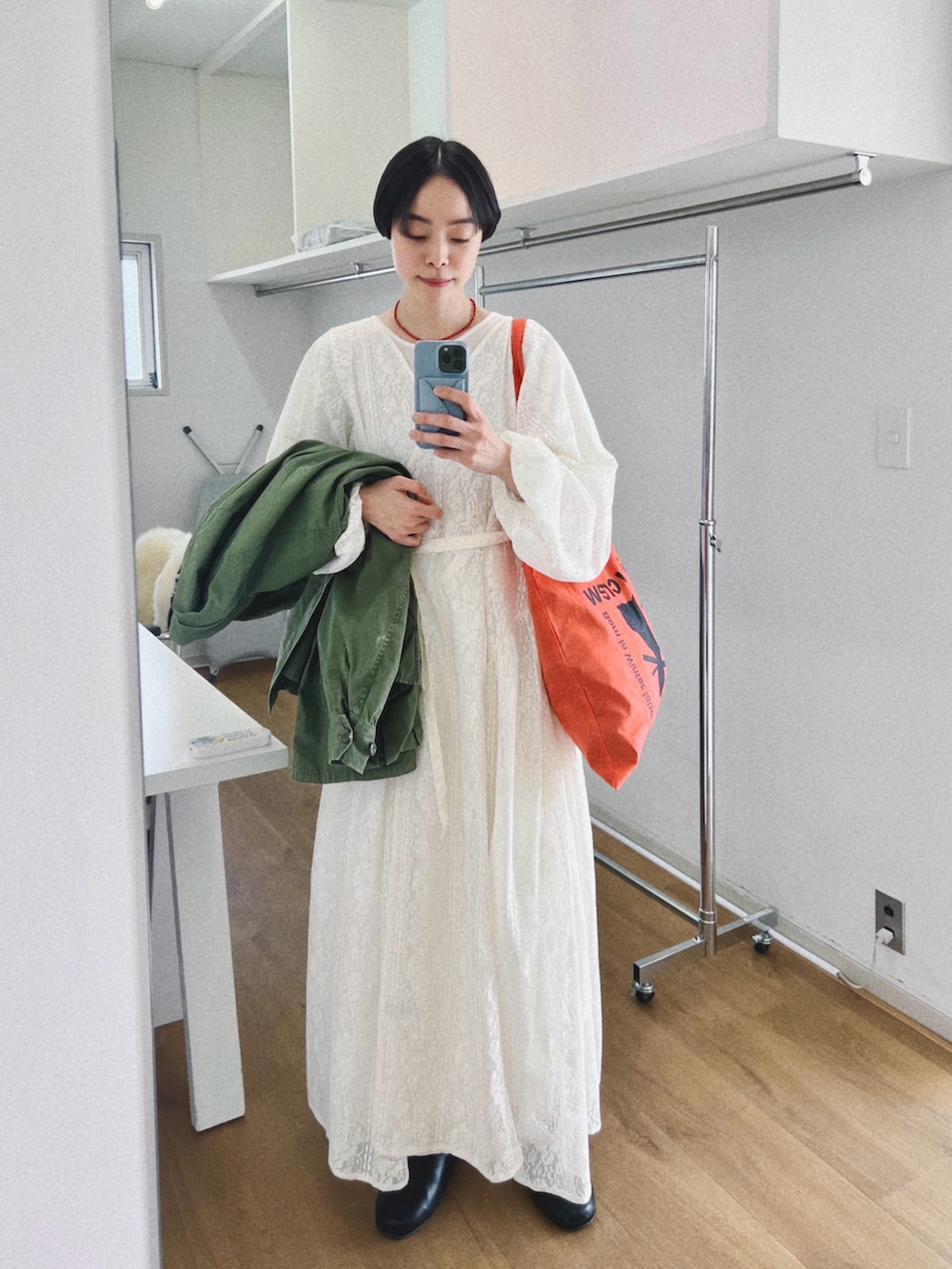 ホワイト系のワンピース、ホワイト系のTシャツ/カットソー、レッド系のネックレスを着用したレディースの春コーディネートの2枚目の写真