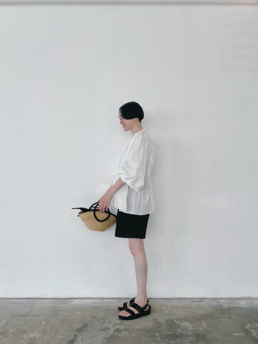 ホワイト系のシャツ/ブラウス、ブラック系のかごバッグ、ブラック系のその他パンツを着用したレディースの夏コーディネートの2枚目の写真