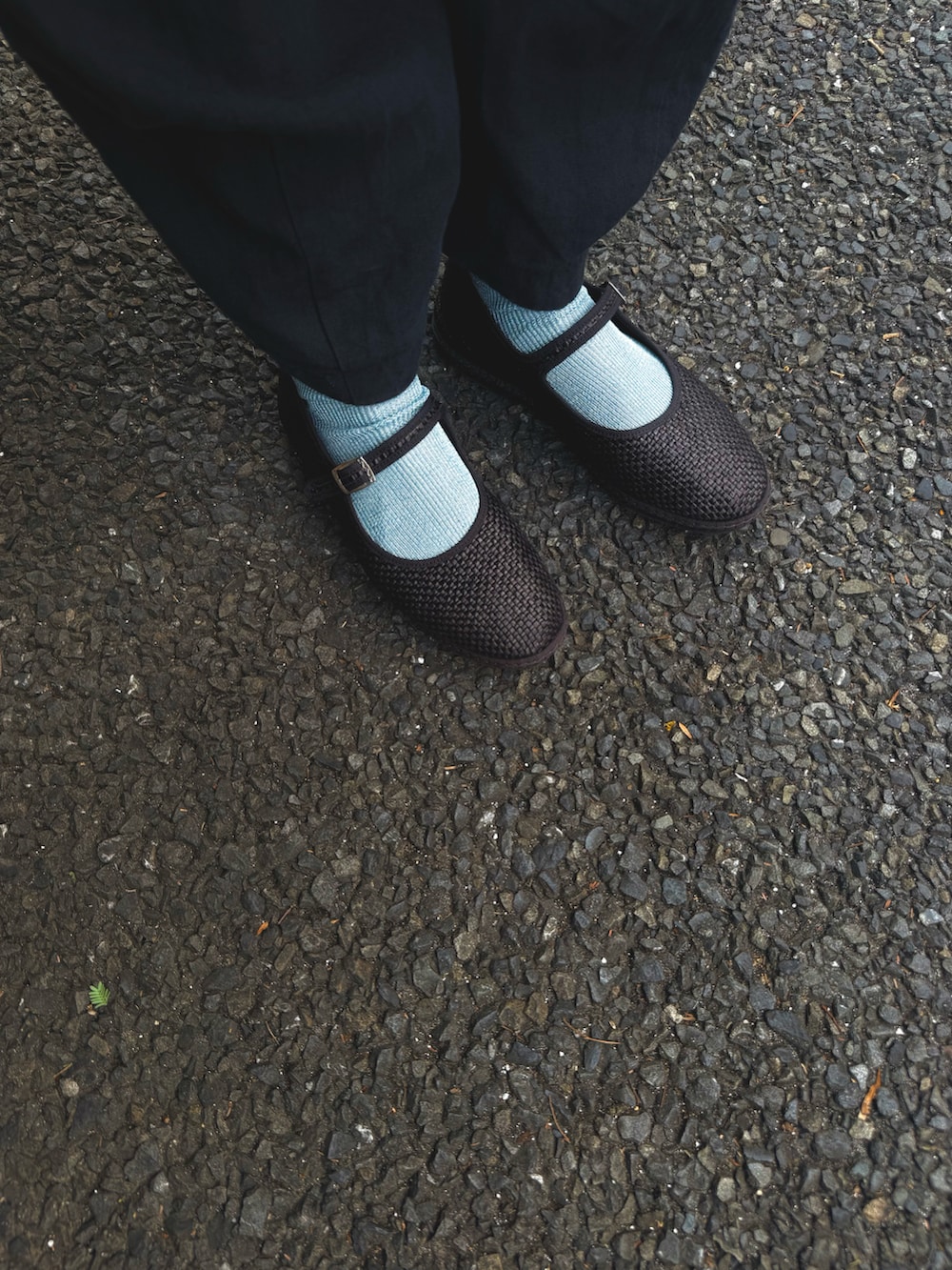 ブラック系のジャケット/アウター、ホワイト系のバッグ、ブラック系のパンツを着用したレディースの春コーディネートの3枚目の写真