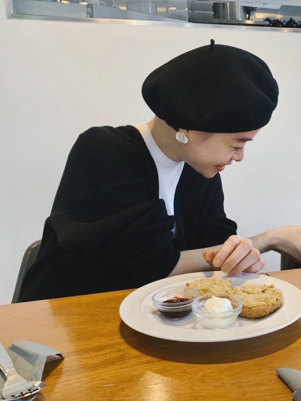 ブラック系のバッグ、ホワイト系のTシャツ/カットソー、ブラック系のつなぎ/オールインワンを着用したレディースの冬コーディネートの2枚目の写真