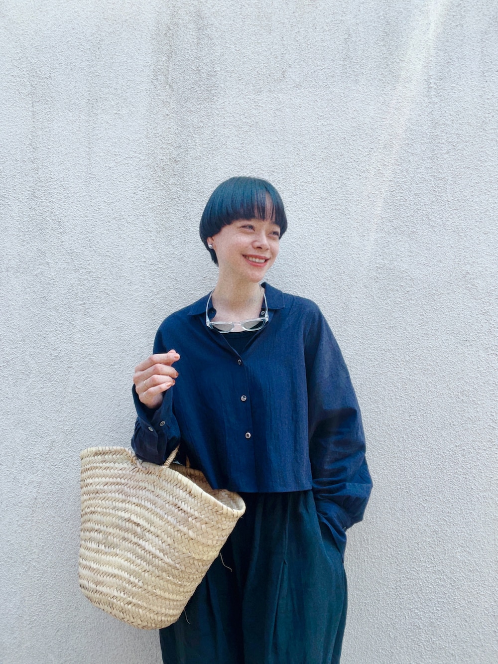 「リネンシャツ、シャツスタイル、シャツ、ショート丈、コクーンパンツ、コクーンシルエット、シンプルコーデ、シンプル、シンプルスタイル、ベーシック/シンプル、パンツコーデ、Cacco、かごバッグ、ママコーデ」｜「Caccoのアイテム（シャツ/ブラウス、ブルー系）」を使った、Kanocoさん（レディース・170cm）の夏コーディネートの2枚目の写真