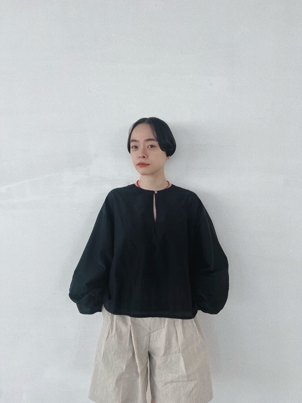 その他のシャツ/ブラウス、ベージュ系のその他パンツ、ブラック系のサンダルを着用したレディースの夏コーディネートの4枚目の写真