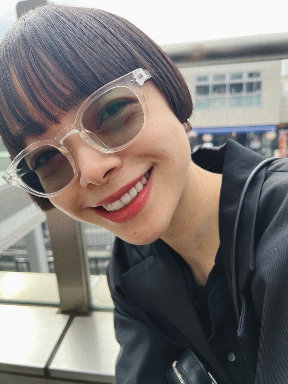 ブラック系のテーラードジャケット、ブラック系のスカート、ブラック系のパンプスを着用したレディースの秋コーディネートの3枚目の写真