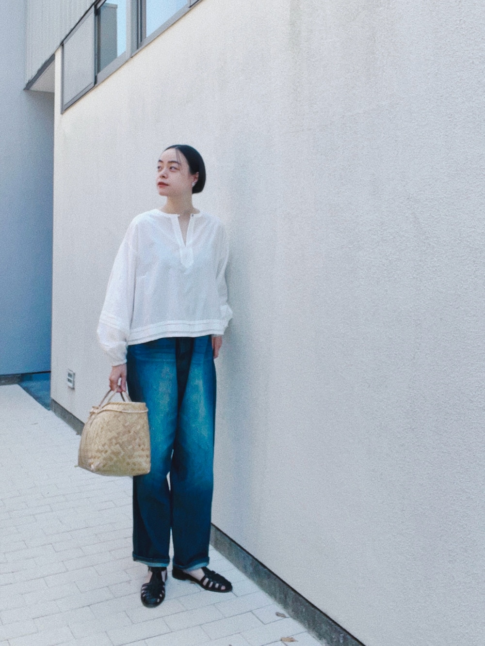 その他のシャツ/ブラウス、ブルー系のデニムパンツ、ブラック系のサンダルを着用したレディースの春コーディネートの3枚目の写真