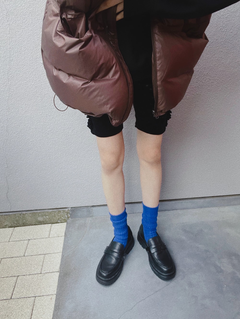 ブラウン系のその他アウター、ブラック系のパンプス、ブルー系のソックス/靴下を着用したレディースの秋コーディネートの2枚目の写真
