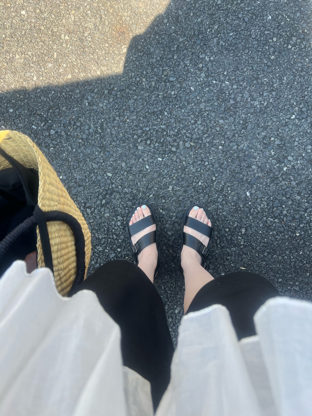 ホワイト系のシャツ/ブラウス、ブラック系のかごバッグ、ブラック系のその他パンツを着用したレディースの夏コーディネートの3枚目の写真