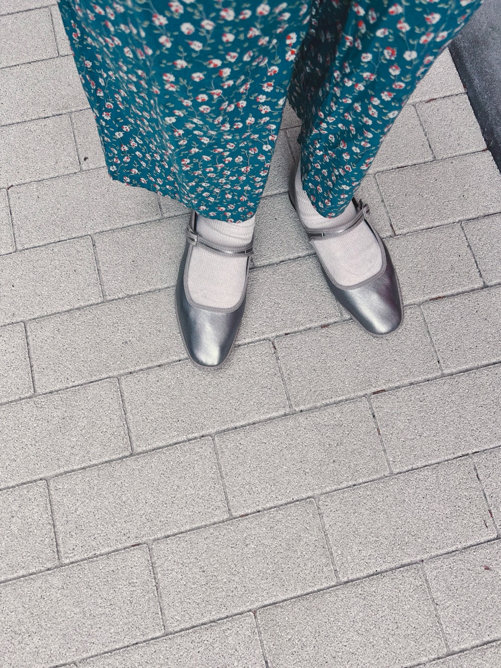 ブルー系のカーディガン/ボレロ、グリーン系のオールインワン・サロペット、シルバー系のシューズを着用したレディースの春コーディネートの3枚目の写真