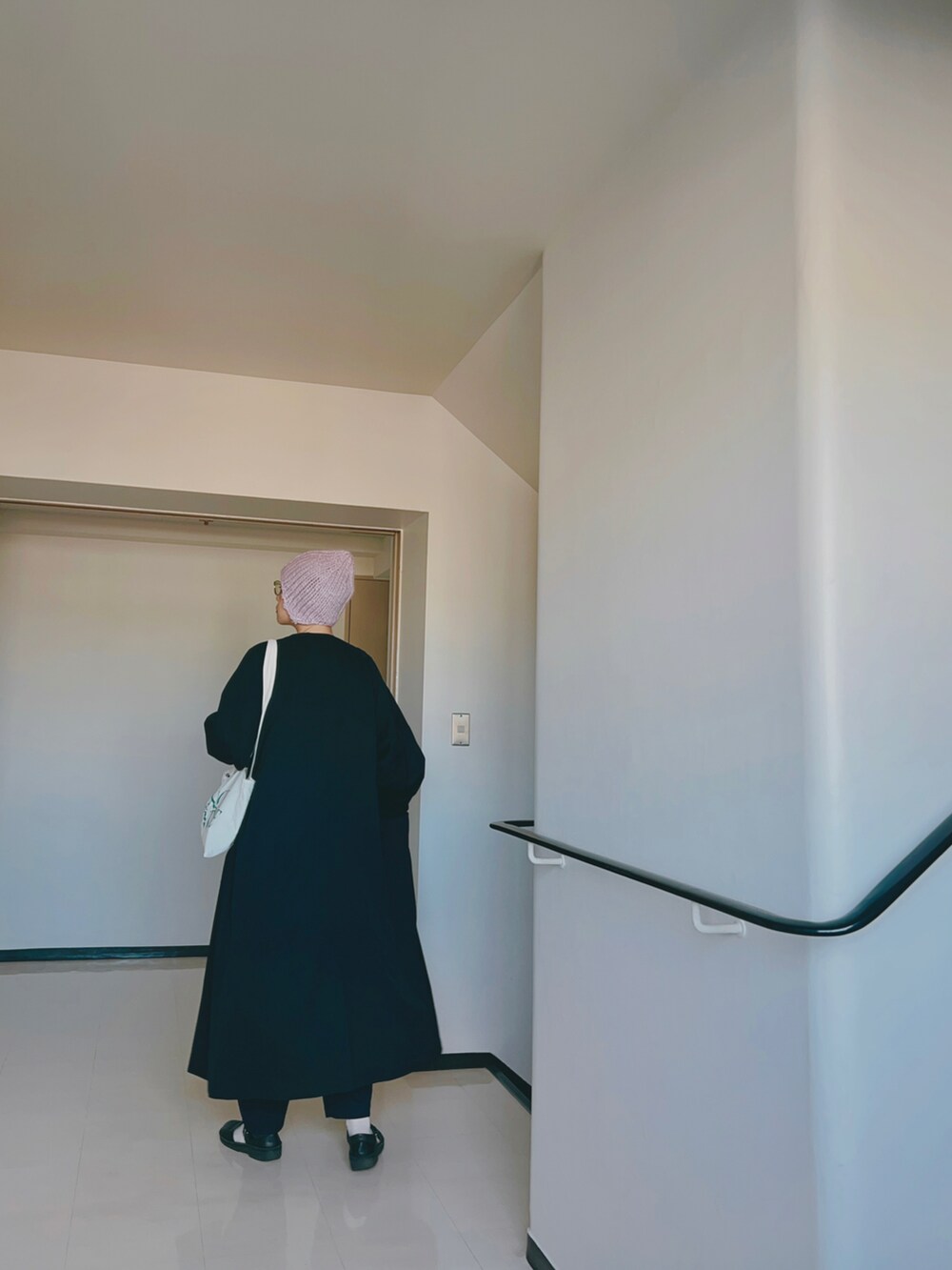 ホワイト系のトートバッグ、ブルー系のジャケット/アウター、ブルー系のスウェットを着用したレディースの秋コーディネートの3枚目の写真