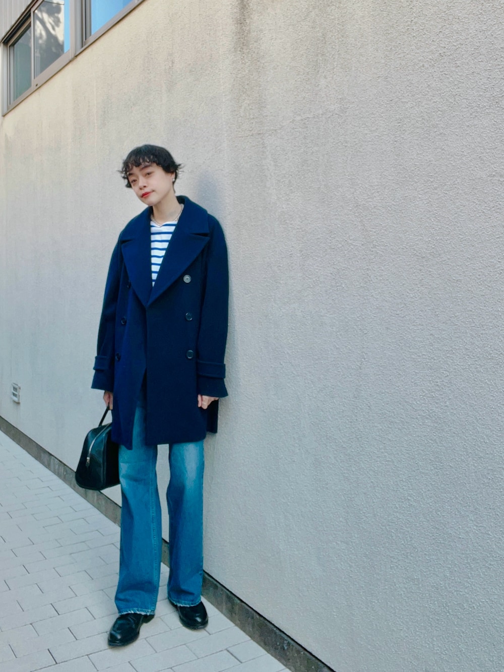 ブルー系のその他アウター、ブルー系のトップス、ブルー系のデニムパンツを着用したレディースの冬コーディネートの2枚目の写真