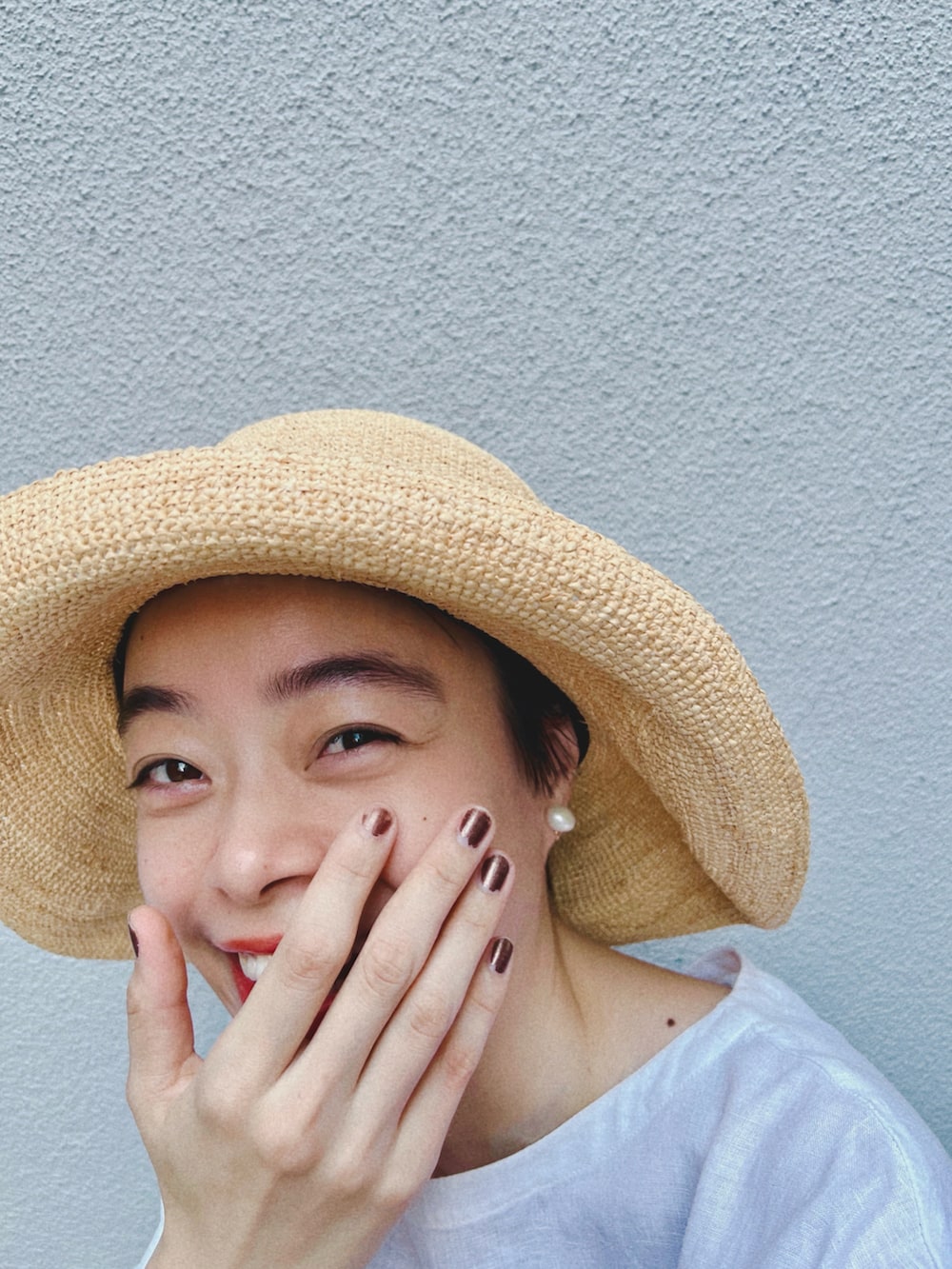 ホワイト系のシャツ/ブラウス、ブラック系のパンツ、ブラック系のシューズを着用したレディースの秋コーディネートの2枚目の写真