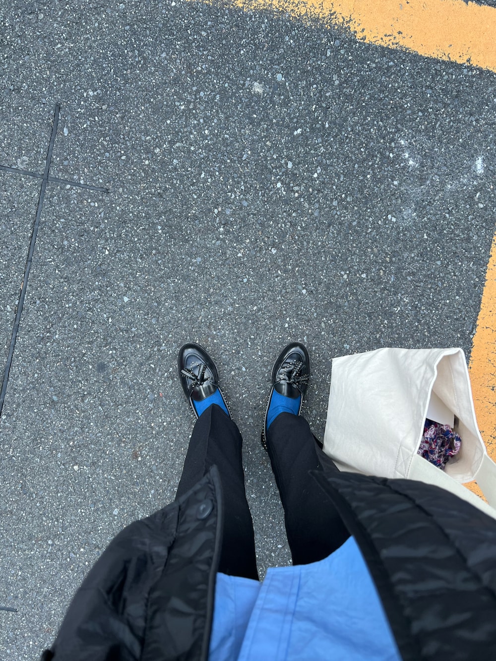 ホワイト系のトートバッグ、ブラック系のノーカラージャケット、ブルー系のシャツ/ブラウスを着用したレディースの冬コーディネートの2枚目の写真