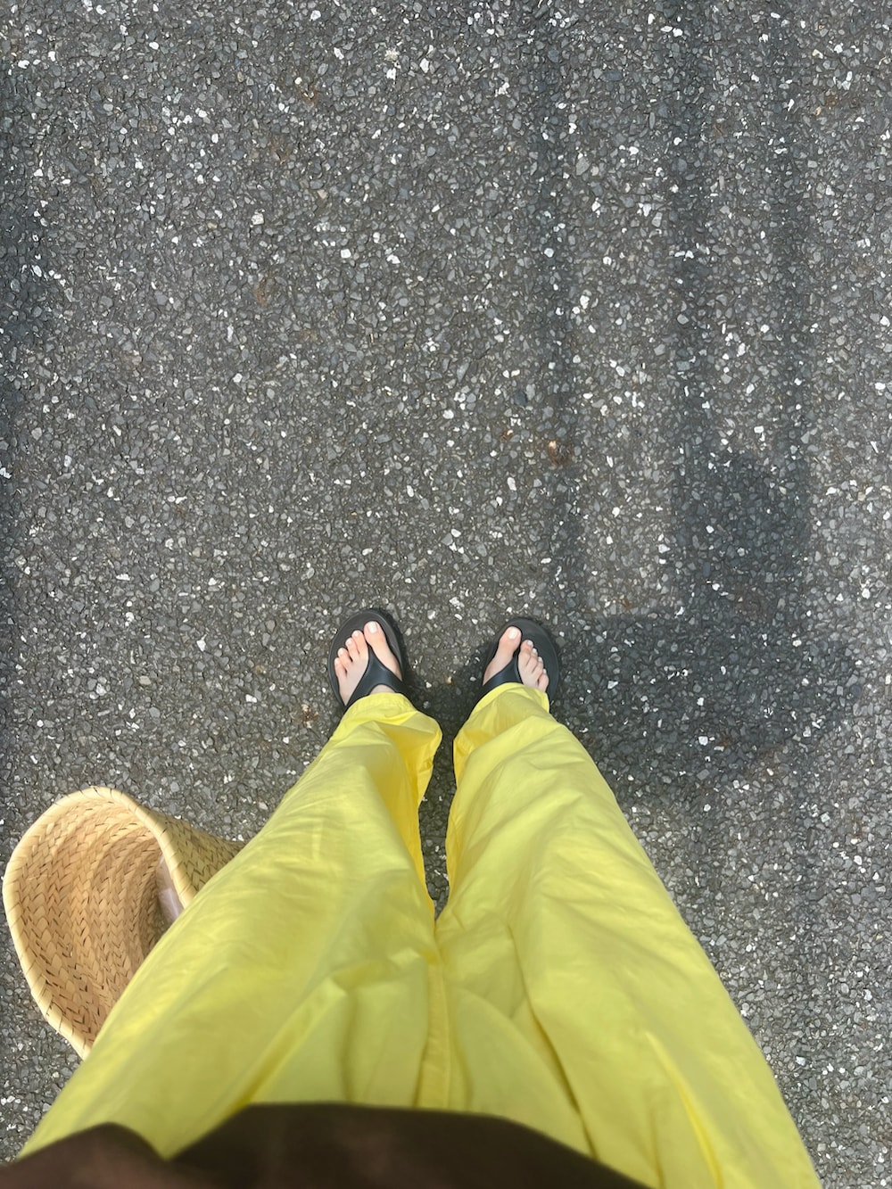 イエロー系のその他パンツ、ブラック系のサンダル、ベージュ系のかごバッグを着用したレディースの夏コーディネートの4枚目の写真