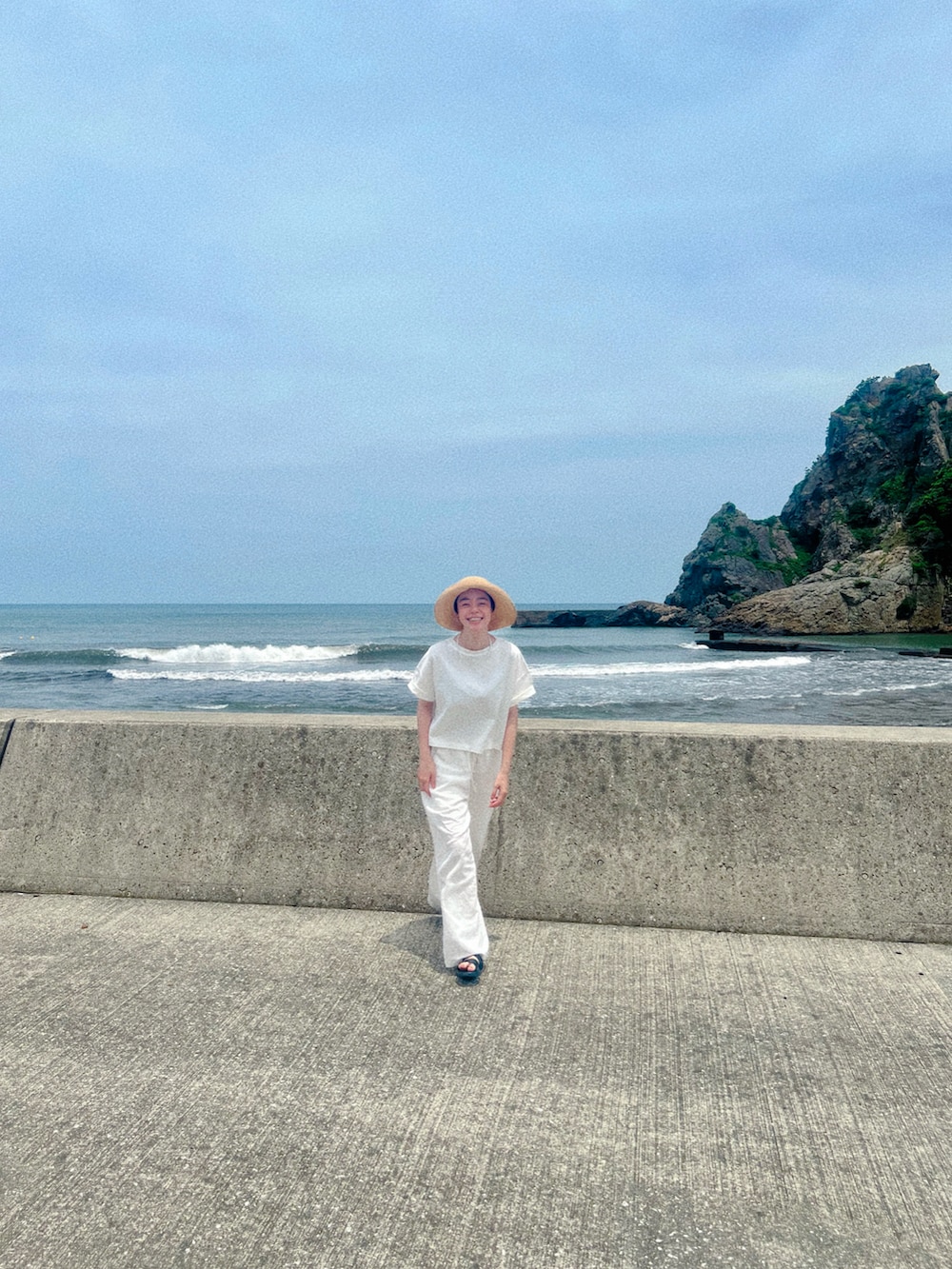 「夏コーデ、むぎわら帽子、麦わら帽子、オールホワイト、ワントーン、白Tシャツ、白パンツ、Tシャツ、パンツスタイル、白、サンダル、シンプル、シンプルコーデ、ナチュラル、ママコーデ」｜「Columbiaのウィメンズジプシーバーズロングジャケット（ナイロンジャケット、ベージュ系）」を使った、Kanocoさん（レディース・170cm）の夏コーディネートの2枚目の写真
