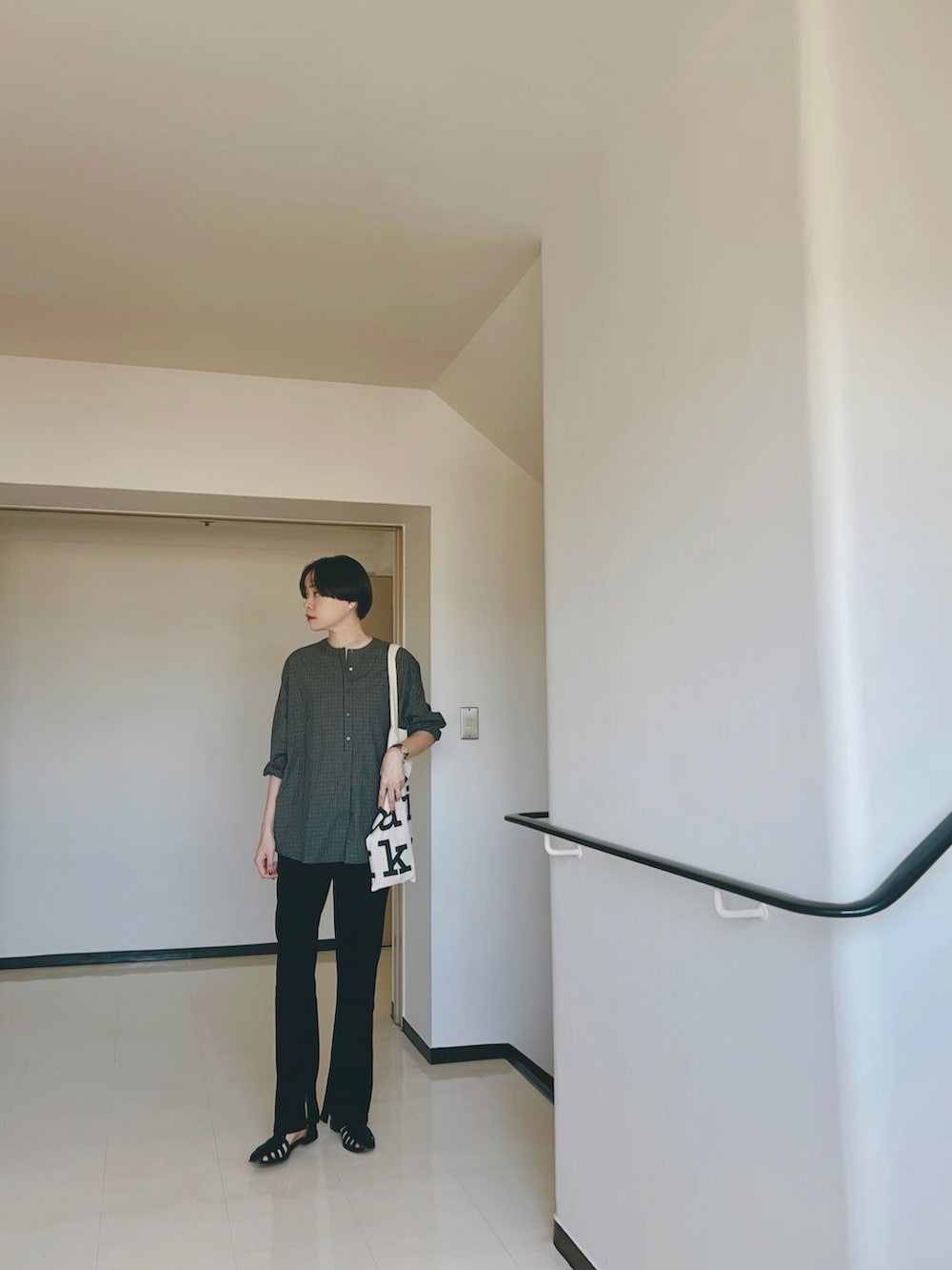 ブラック系のシャツ/ブラウス、シルバー系のイヤーカフを着用したレディースの秋コーディネートの2枚目の写真