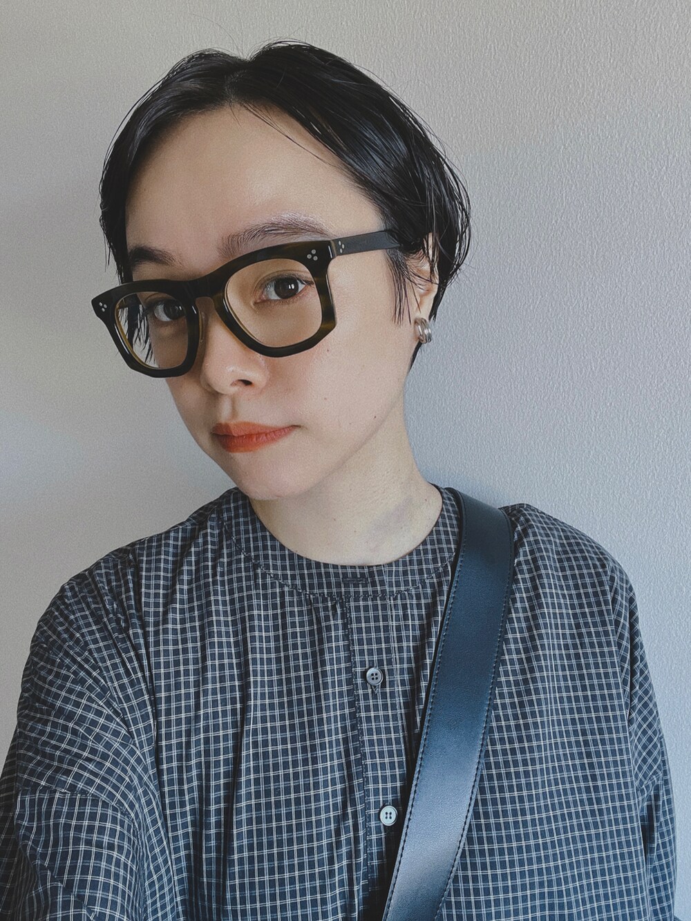 ブラック系のシャツ/ブラウス、ブラック系のバッグ、ブラック系のスカートを着用したレディースの秋コーディネートの2枚目の写真