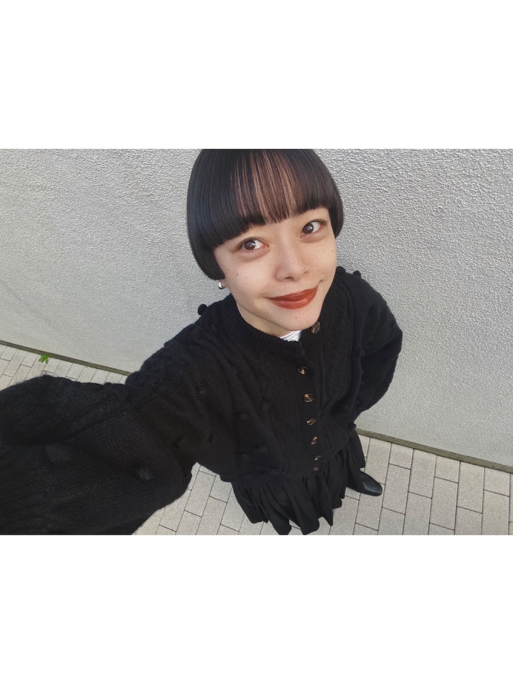 ブラック系のカーディガン/ボレロ、ブラック系のスカート、ブラック系のバレエシューズを着用したレディースの秋コーディネートの3枚目の写真