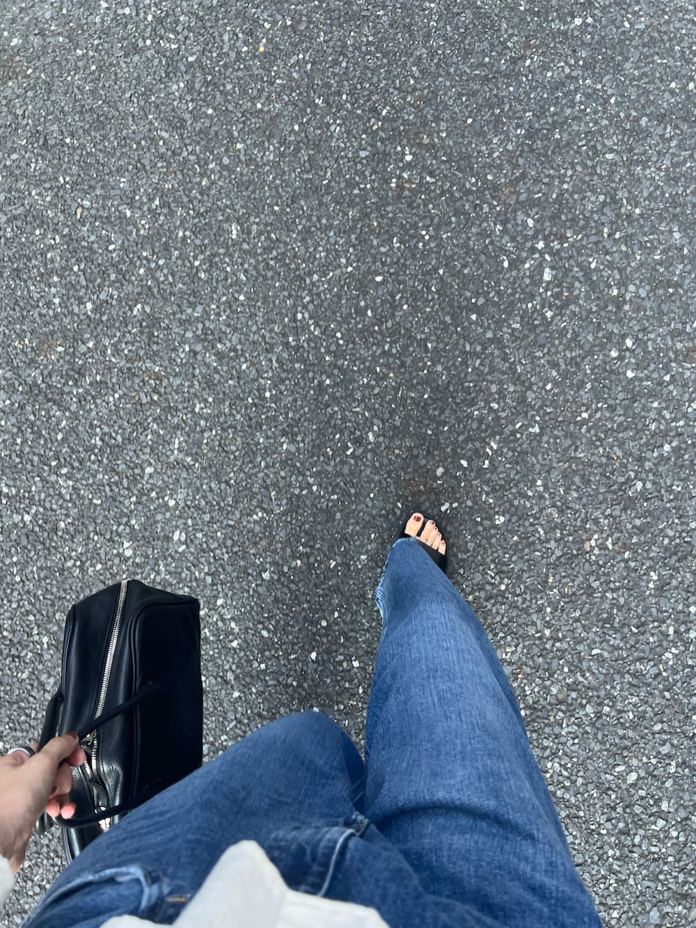 ブルー系のデニムパンツ、ベージュ系のシャツ/ブラウス、ブラック系のサンダルを着用したレディースの夏コーディネートの3枚目の写真