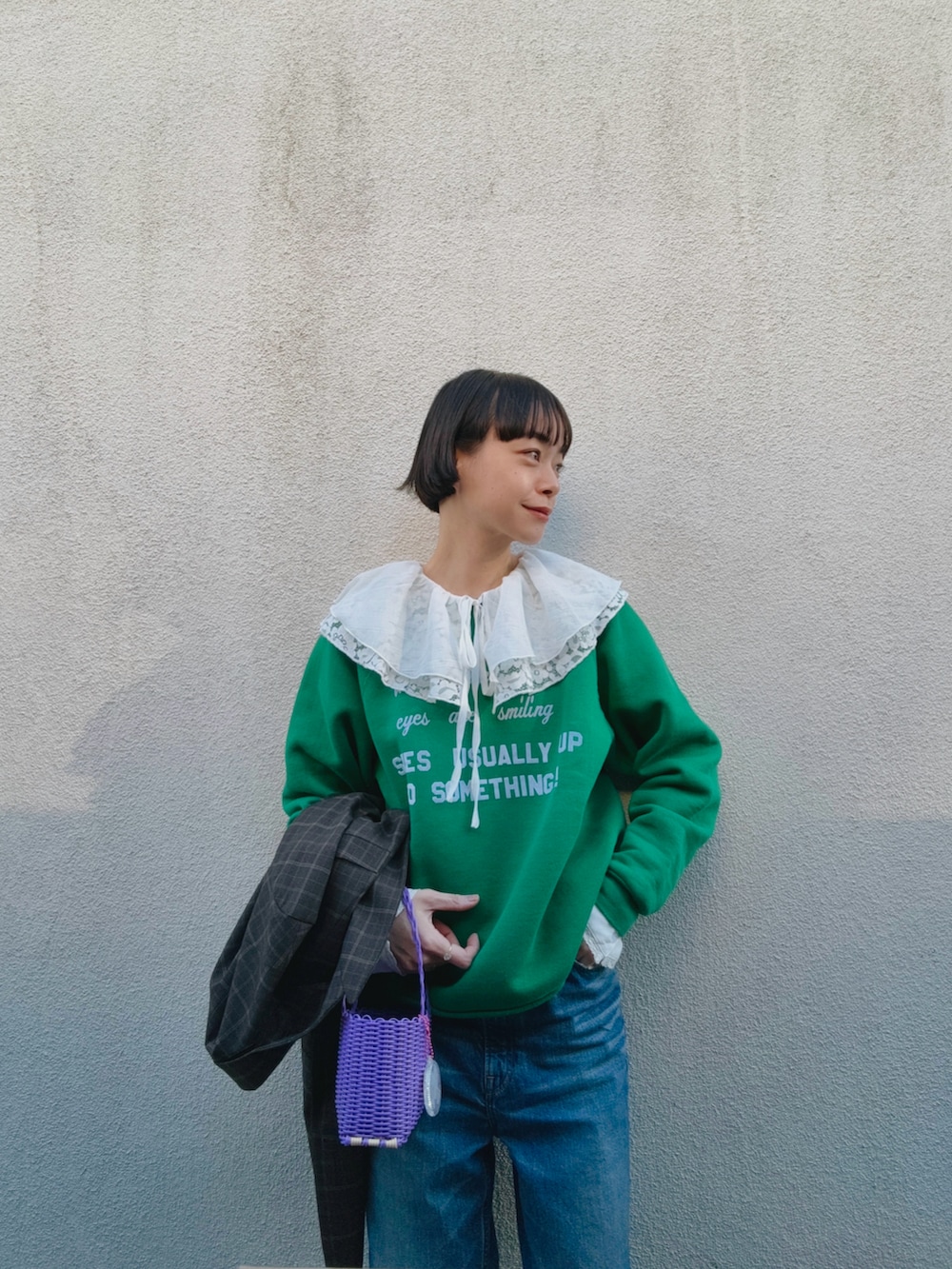 グリーン系のスウェット、ホワイト系のシャツ/ブラウス、ブルー系のデニムパンツを着用したレディースの冬コーディネートの3枚目の写真