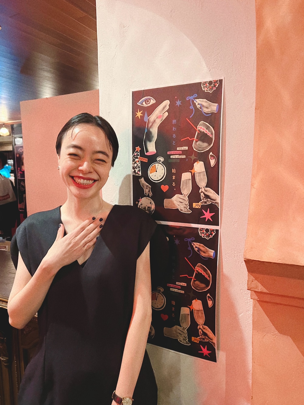 ブラック系のジャンパースカート、ブラック系のパンプス、ブラック系のキャミソールを着用したレディースの冬コーディネートの3枚目の写真