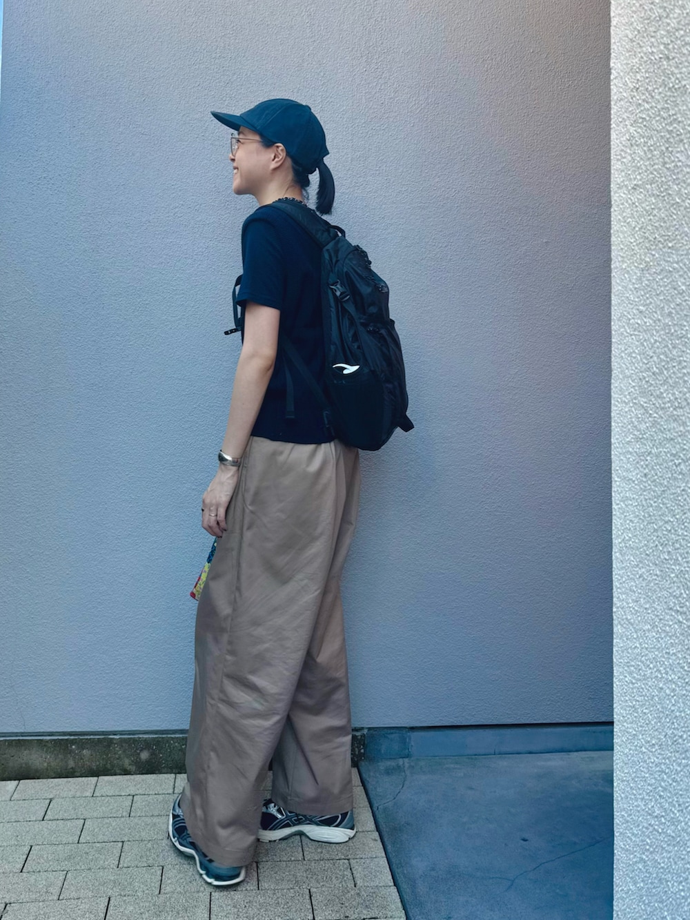ブルー系のニット/セーター、ブルー系のTシャツ/カットソー、ベージュ系のチノパンツを着用したレディースの秋コーディネートの2枚目の写真