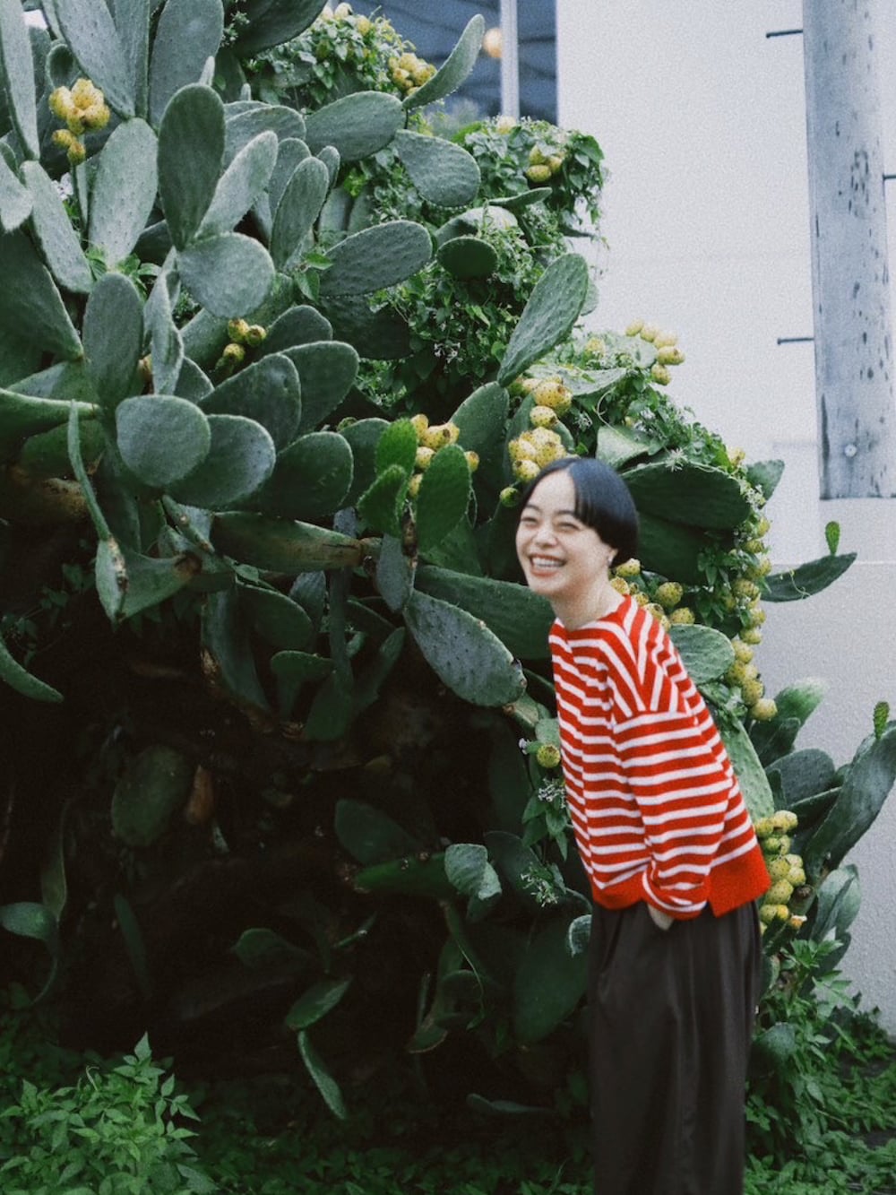 ブラウン系のその他パンツ、レッド系のトップス、ベージュ系のスニーカーを着用したレディースの秋コーディネートの2枚目の写真