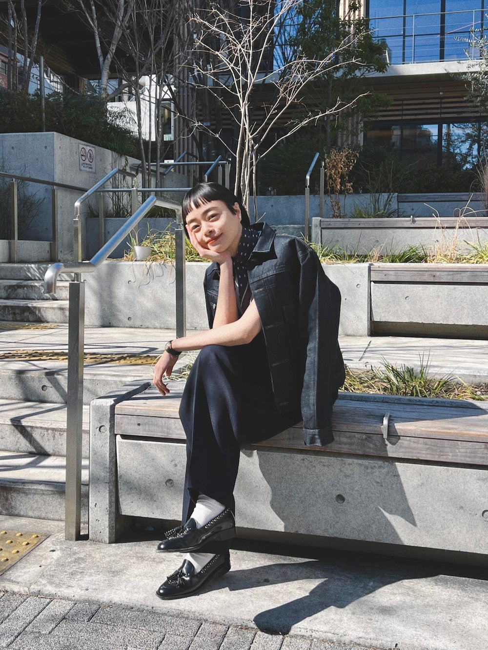 ブルー系のブルゾン、ブルー系のその他パンツ、ホワイト系のTシャツ/カットソーを着用したレディースの冬コーディネートの2枚目の写真