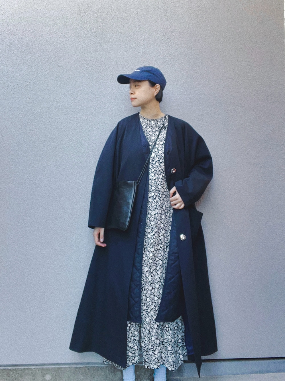 「春服、シンプルスタイル、ラクチンコーデ、カジュアルコーデ、キャップ、花柄、花柄ワンピース、ロングワンピース、ロングコート、シンプル、ナチュラル、かぐれ、Cacco、ママコーデ」｜「SVECの【SVEC / シュベック】カンフーシューズ kung fu Shoes / パンプス（バレエシューズ、ブラック系）」を使った、Kanocoさん（レディース・170cm）の春コーディネートの2枚目の写真