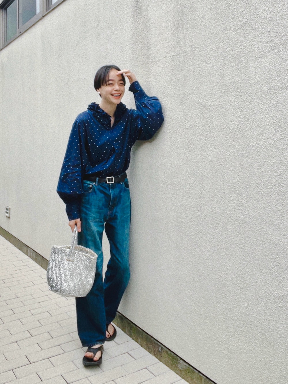 「シャツスタイル、シャツ、ブラウス、ブラウス×デニム、シンプルコーデ、シンプル、カジュアル、シンプルカジュアル、大人カジュアルコーデ、ビーサン、OOFOS、かごバッグ、ナチュラル、ママコーデ」｜「ARTS & SCIENCEのアイテム（デニムパンツ、ブルー系）」を使った、Kanocoさん（レディース・170cm）の夏コーディネートの2枚目の写真