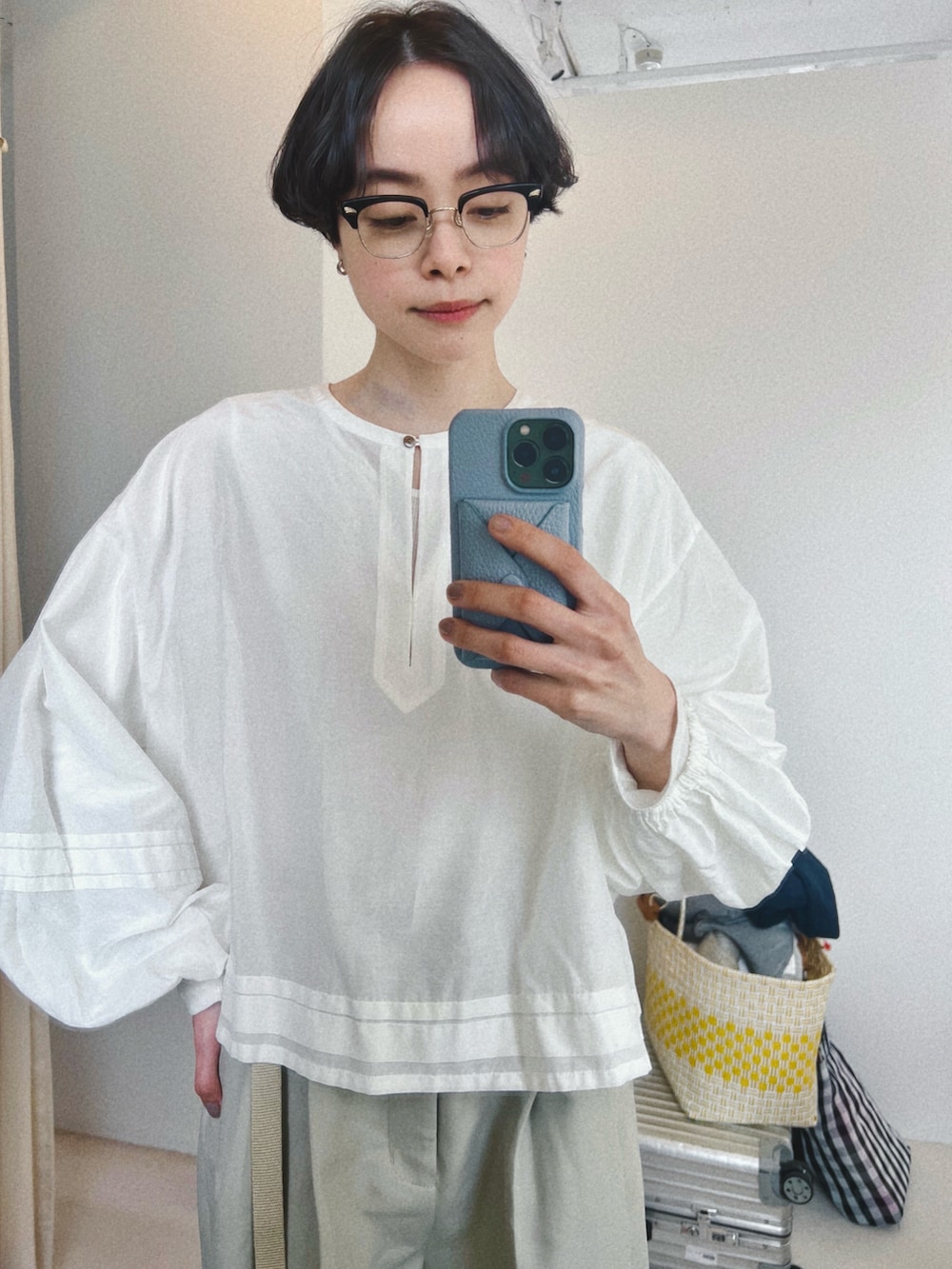 グリーン系のその他パンツ、その他のシャツ/ブラウス、シルバー系のイヤリングを着用したレディースの春コーディネートの3枚目の写真