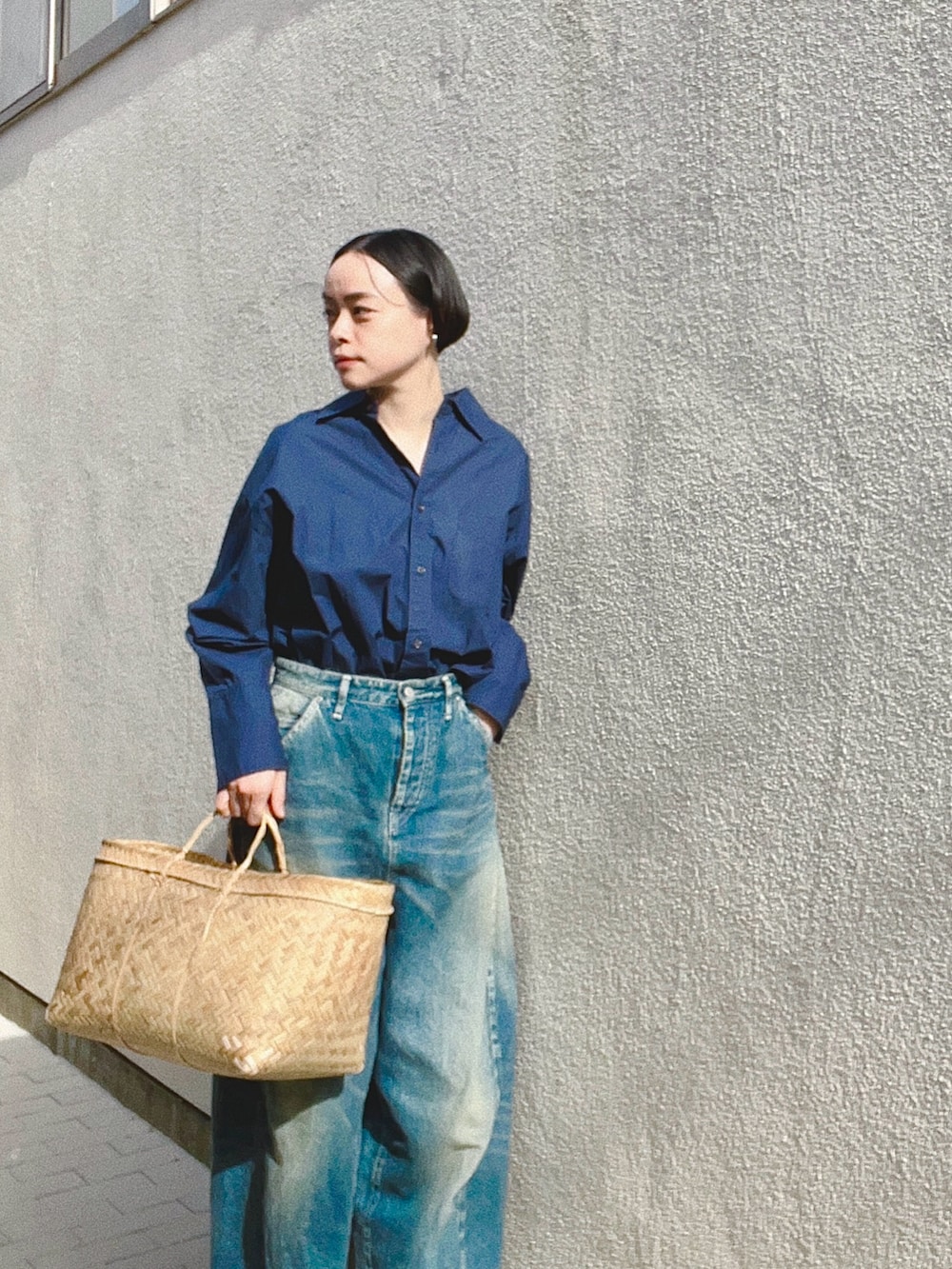 ブルー系のシャツ/ブラウス、ブルー系のデニムパンツ、ブラック系のサンダルを着用したレディースの春コーディネートの2枚目の写真